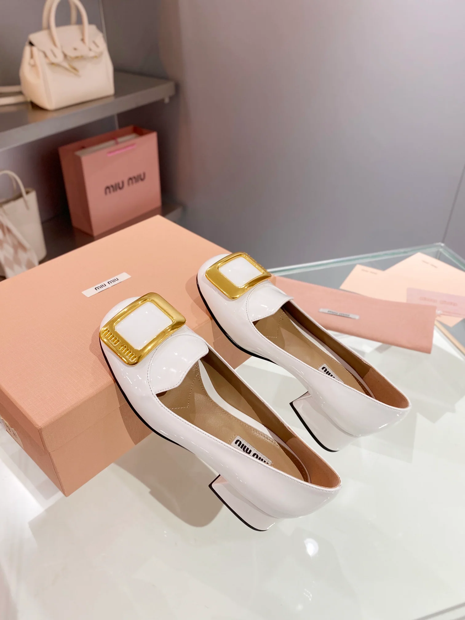 Новинка весны 2023 года от Miu Miu - Туфли на массивном каблуке с закрытым носком - Белые