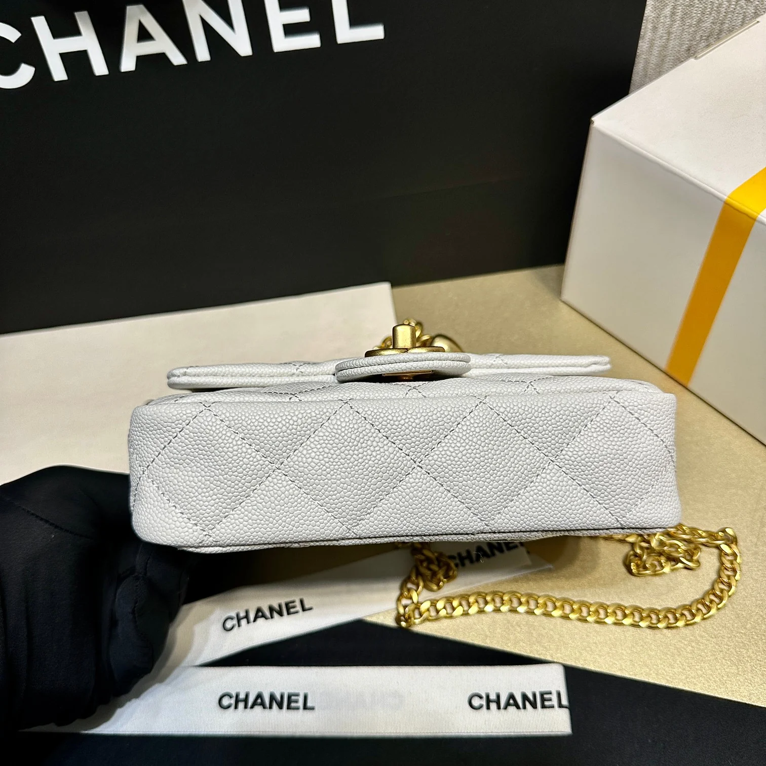 Новинка сезона весна/лето 2023 от Chanel - сумка CF Heart с регулируемой пряжкой и цепочкой - телячья кожа с текстурой 