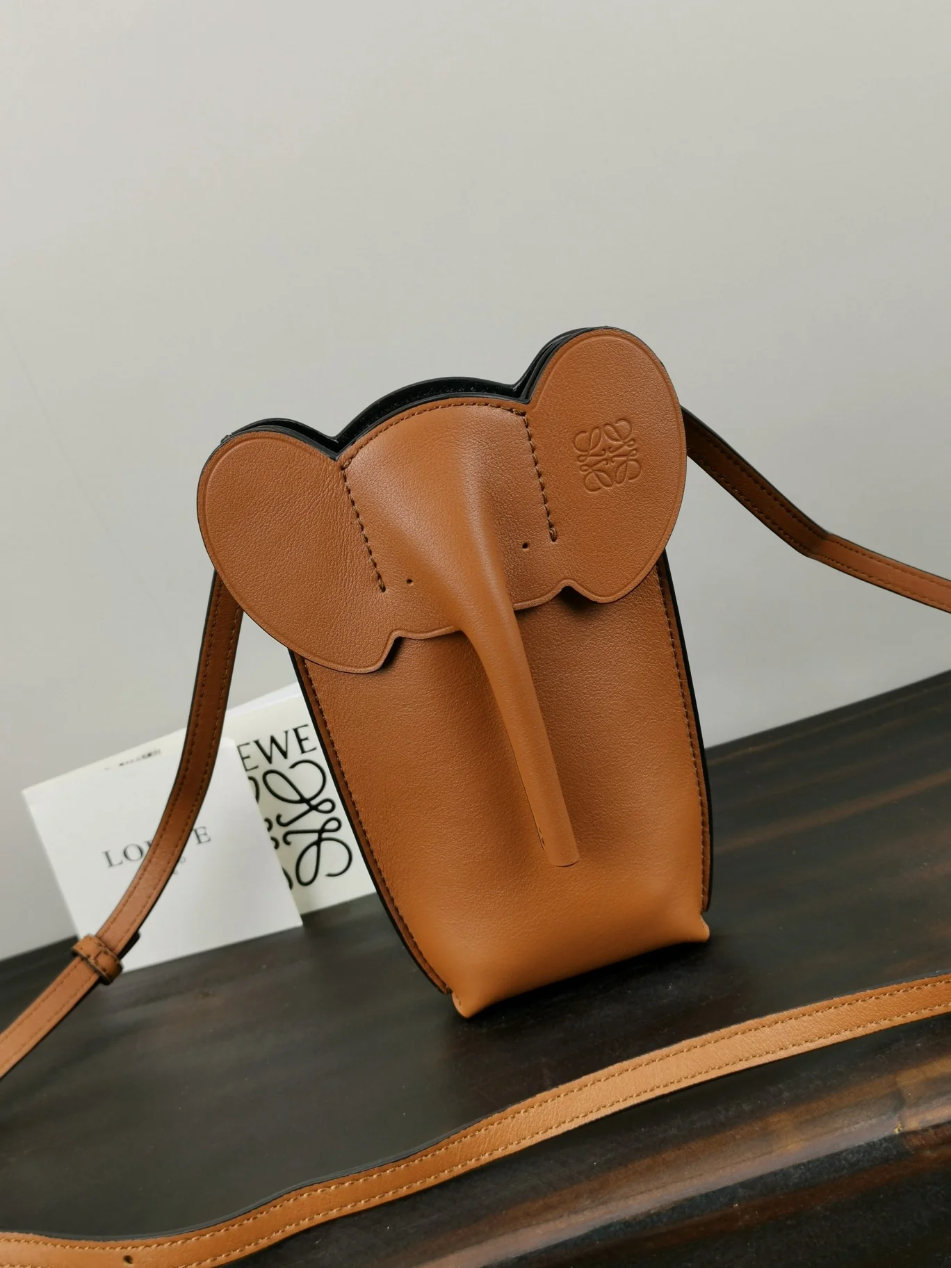 Loewe - Новая сумка для телефона с изображением слона - Верблюжий