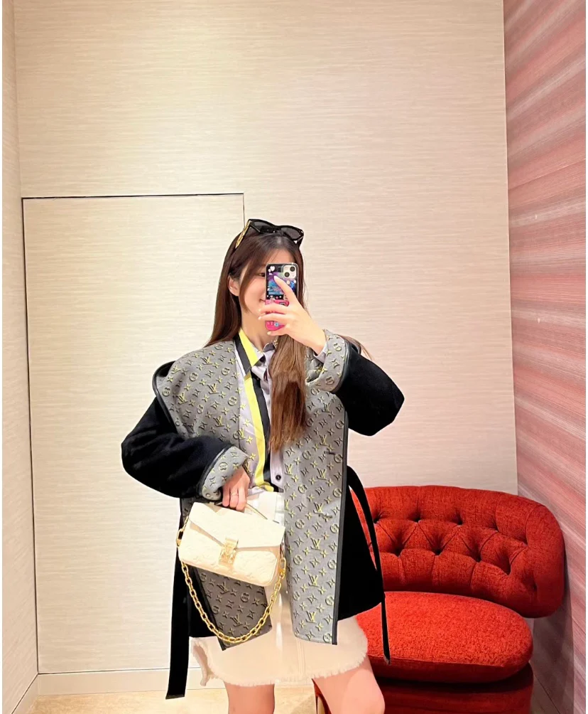 m46595-LV-pochette-metis-east-west-white