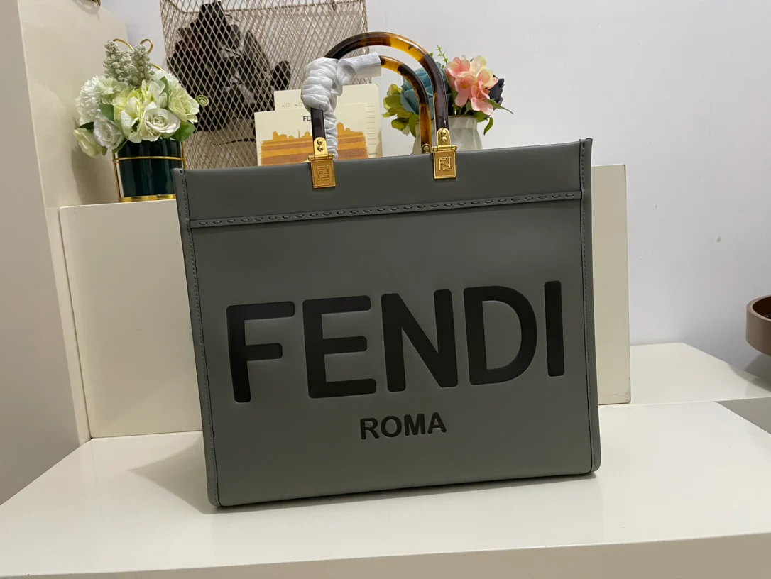 Сумка Fendi Sunshine Medium из серой кожи.