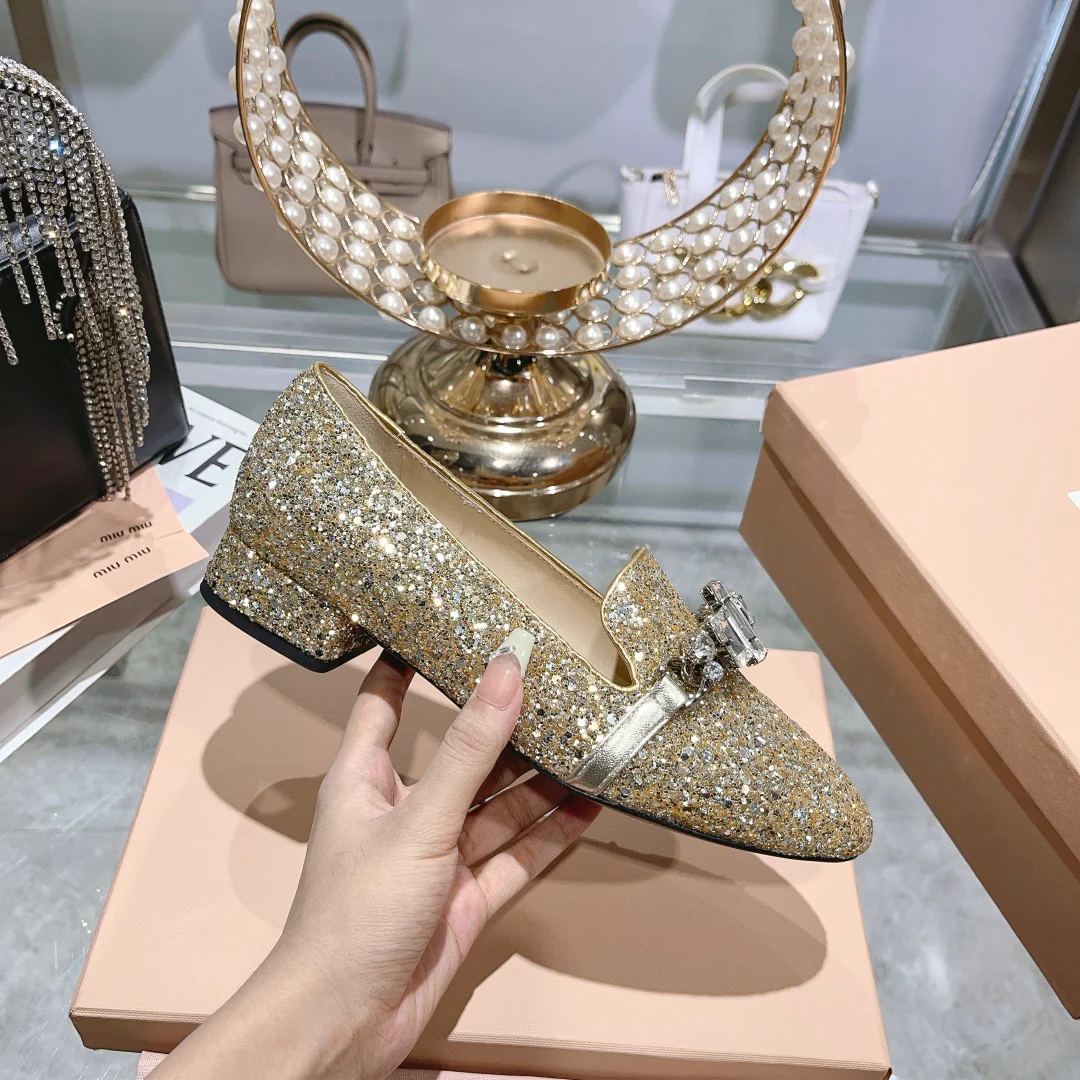 Новинка сезона осень/зима 2023 от Miu Miu — туфли ?Мэри Джейн? со стразами — золотистые.