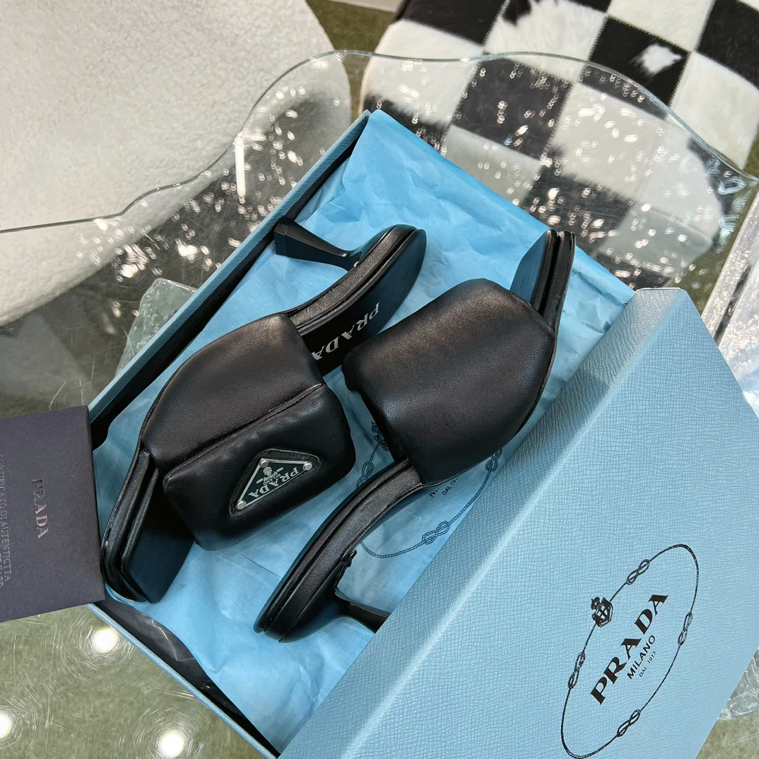 Новинка сезона весна/лето 2023 от Prada - тапочки на каблуке из овечьей кожи с пузырчатой ??подошвой - высота каблука 6-5 см.