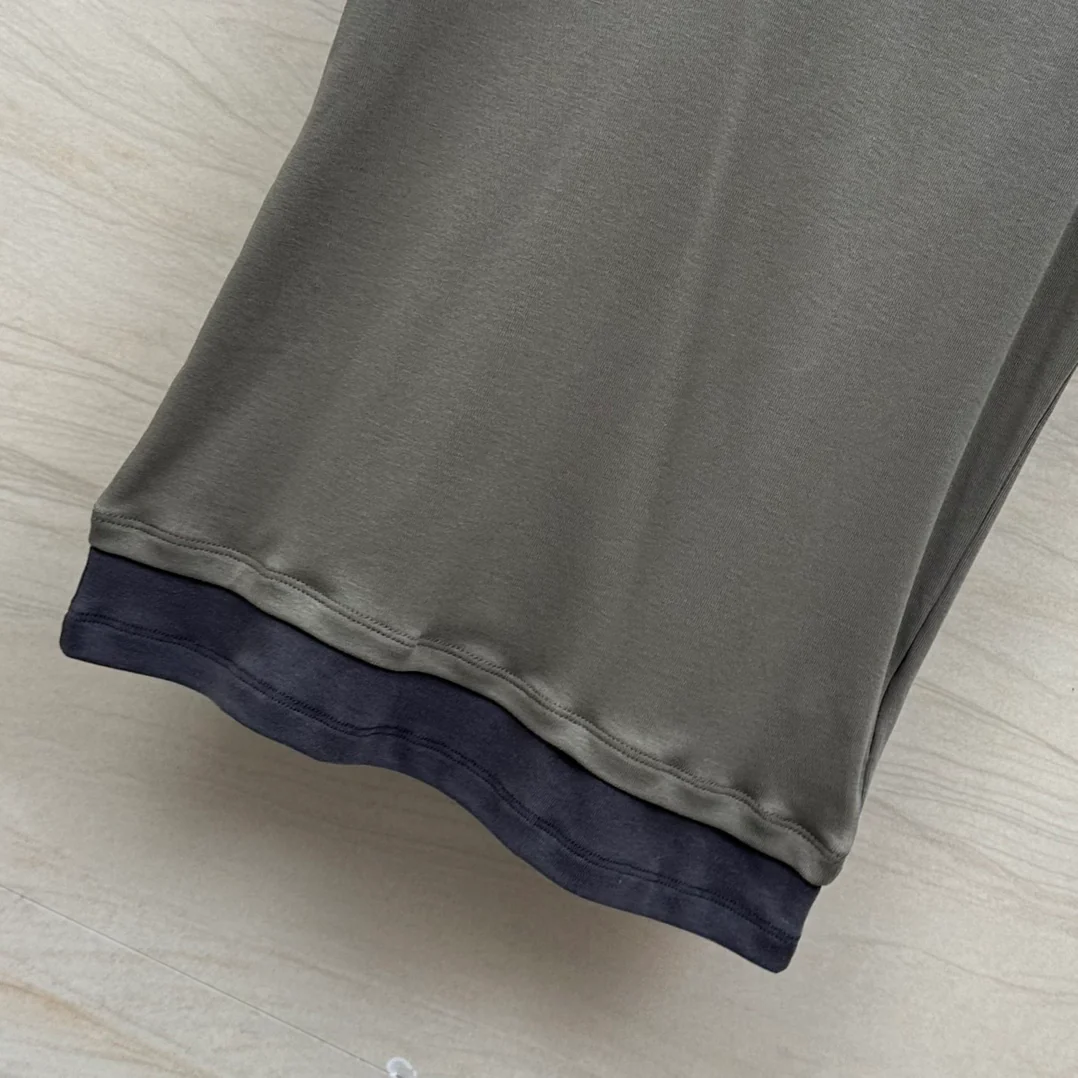 Новинка сезона весна/лето 2024 от Miu Miu: многослойный, культовый универсальный жилет — серо-коричневый.