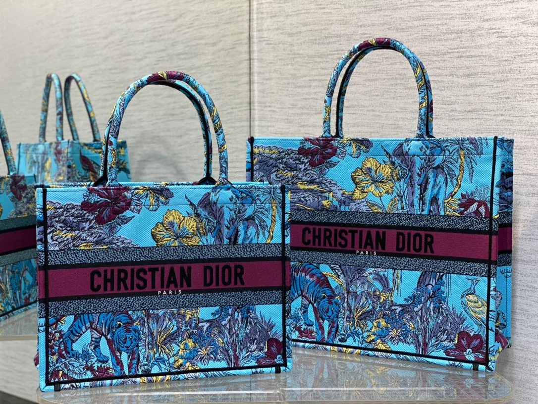 Сумка Dior Book Tote из коллекции Весна/Лето 2023 — Цвет ?зоосиний? — Средний размер