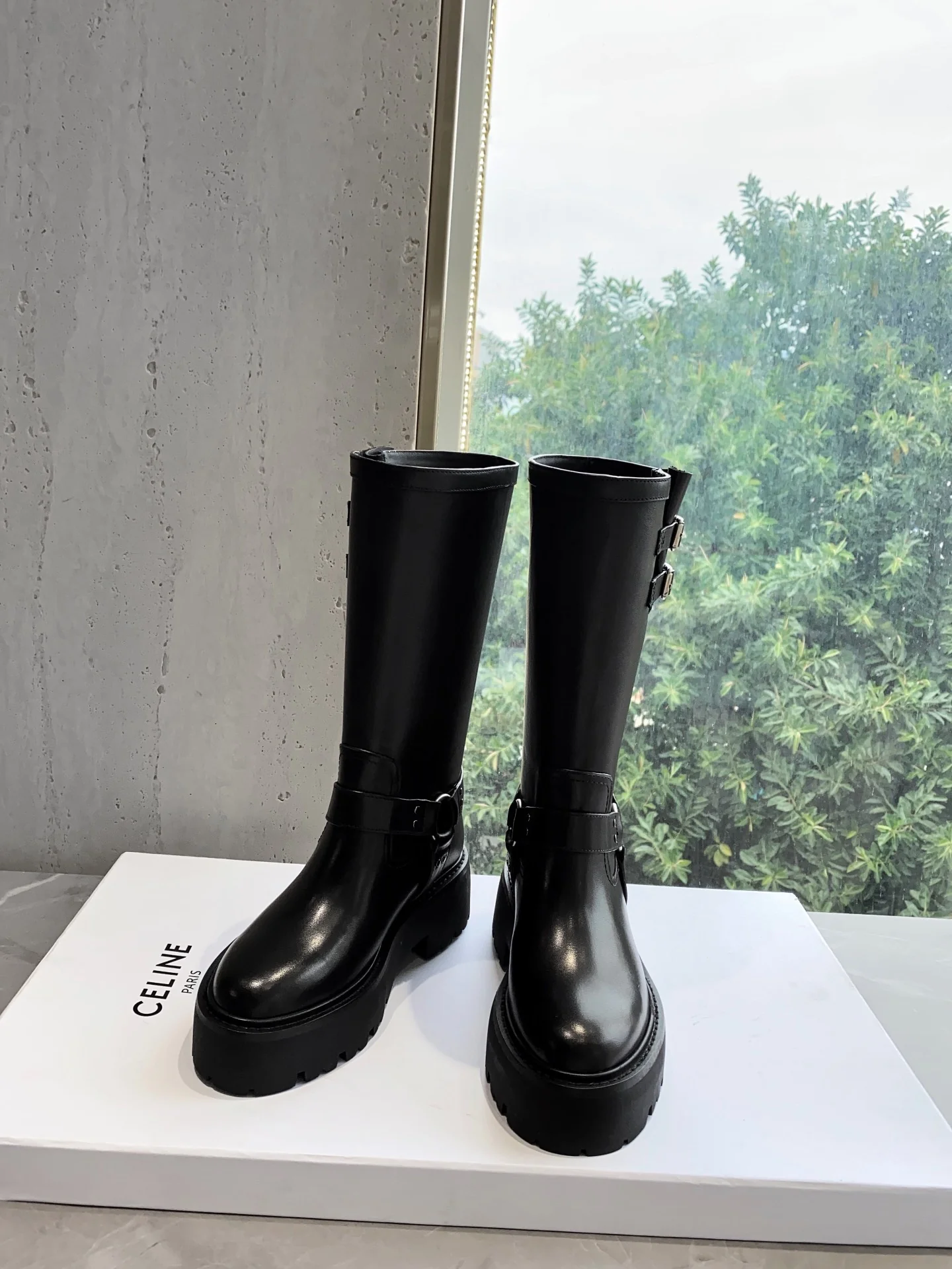 Новинка сезона осень/зима 2022 от Celine — сапоги до середины икры Arc de Triomphe Knight — в стиле Ян Ми.