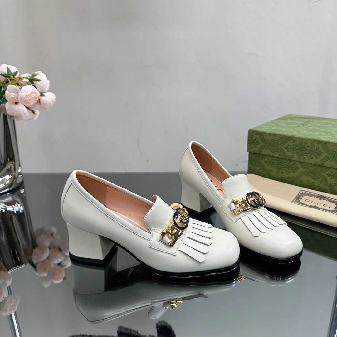 Новинка сезона осень/зима 2023 от Gucci - Лоферы на высоком каблуке из кожи - Белые