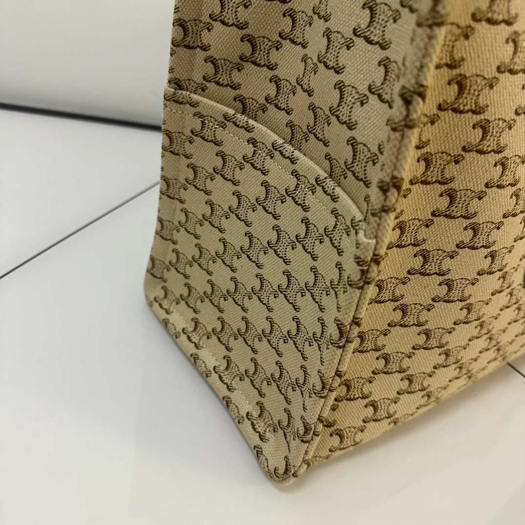 Большая тканевая сумка-тоут Celine Triumph.