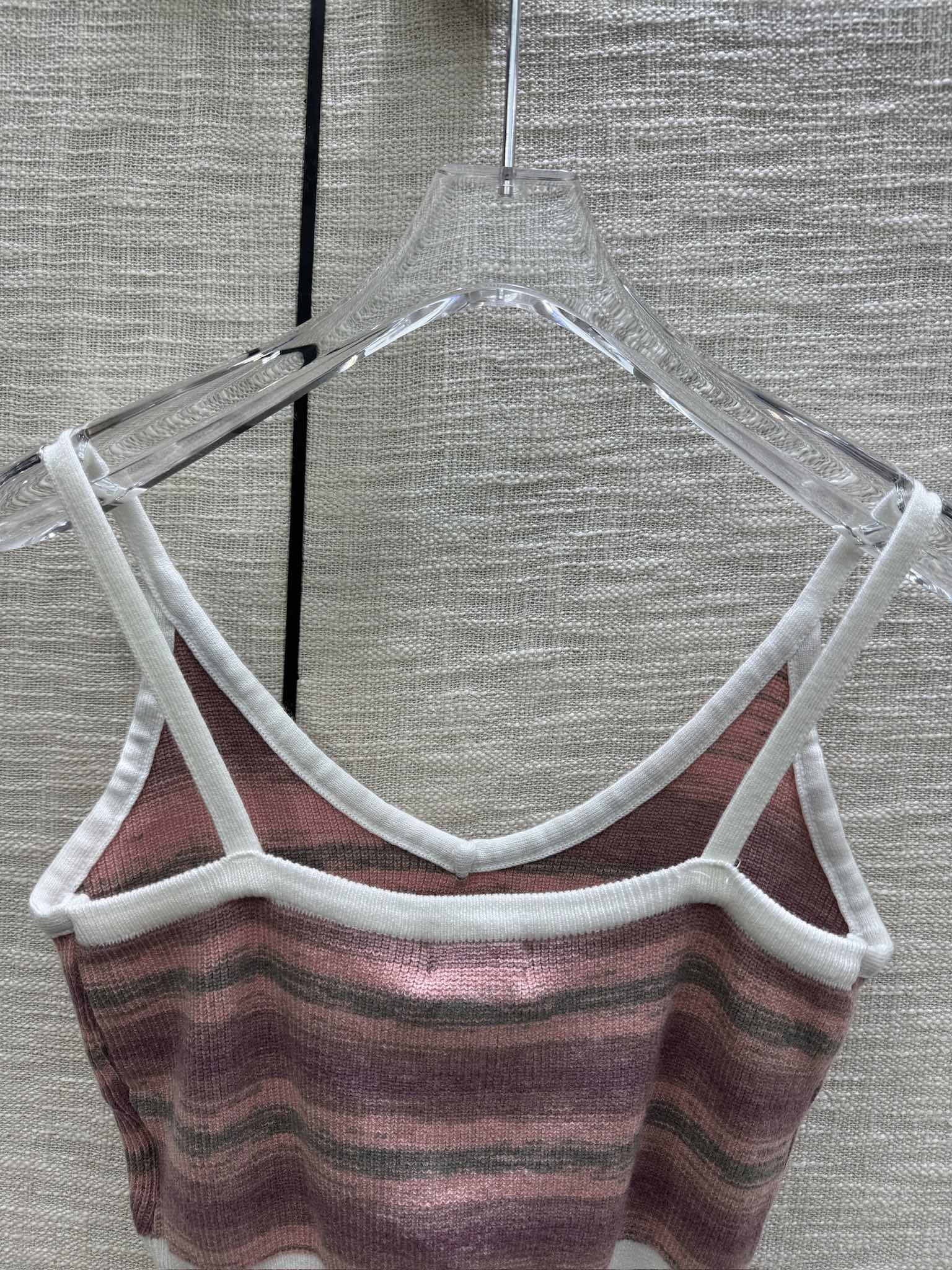 Chanel 2403 - Вязаная майка с V-образным вырезом и полосатым узором в стиле колор-блок