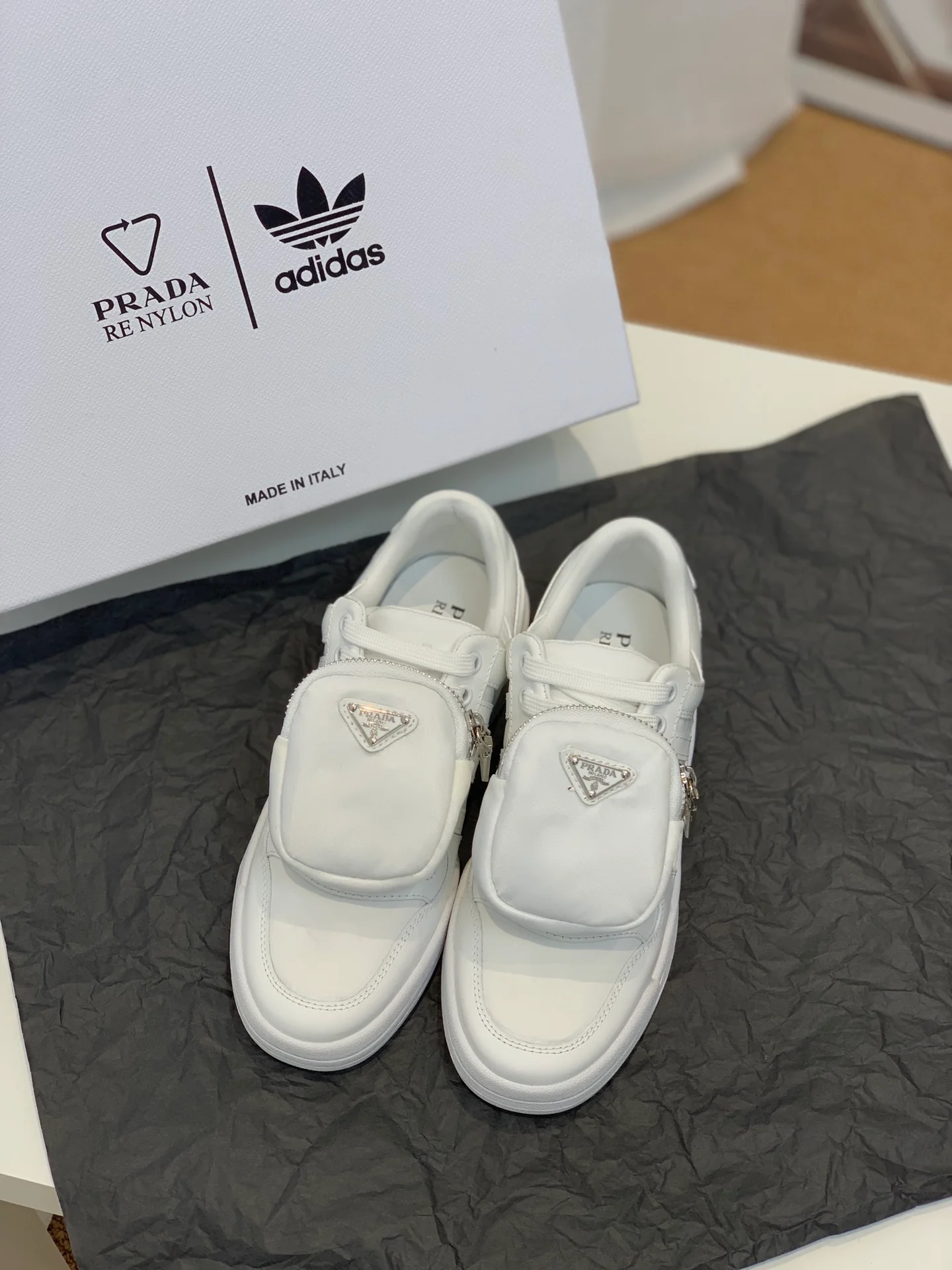 Обувь Prada - результат сотрудничества Prada и Adidas - спортивная и повседневная обувь