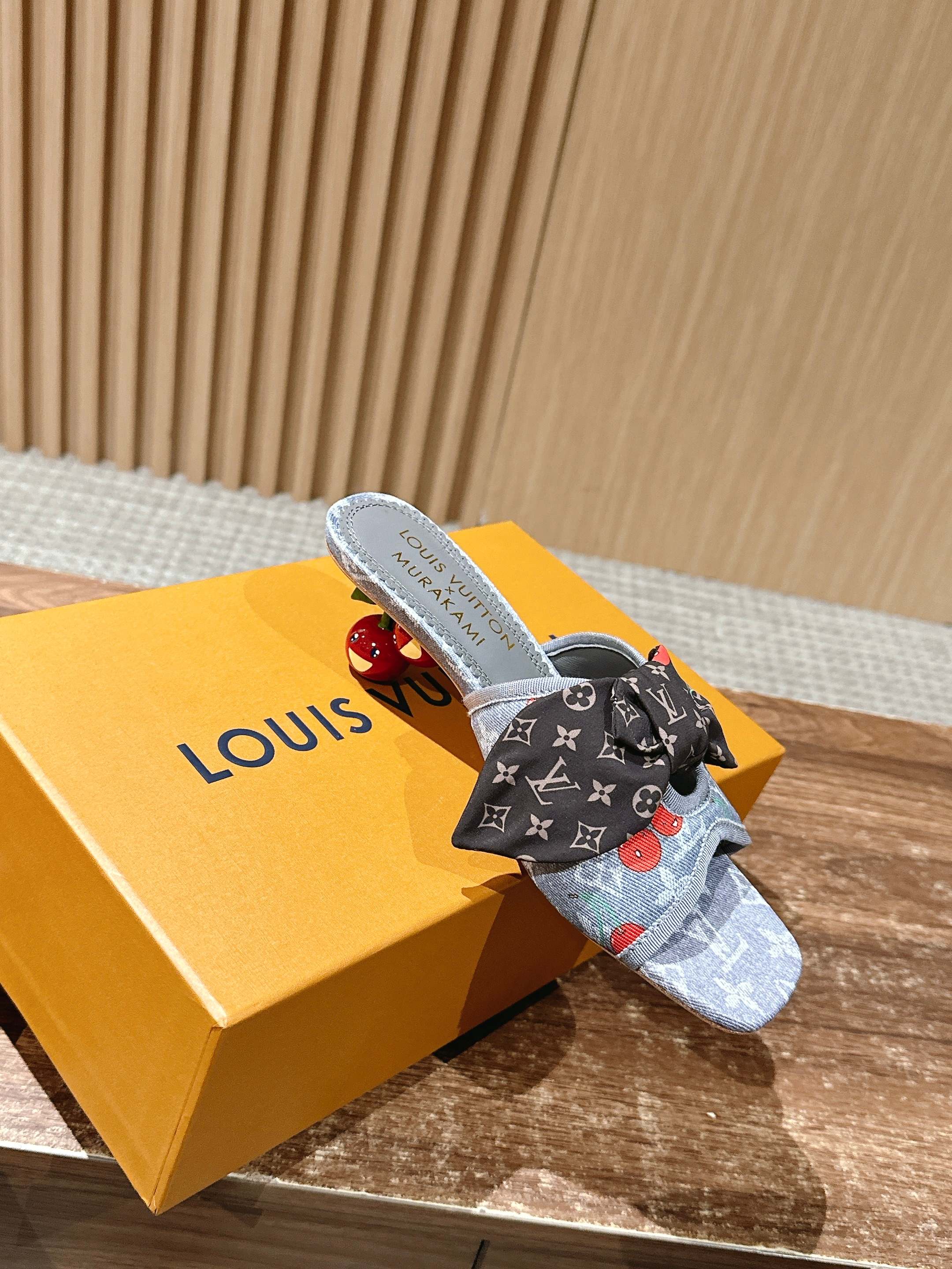 LV - Босоножки на низком каблуке с бантом и вишневым узором - Серые