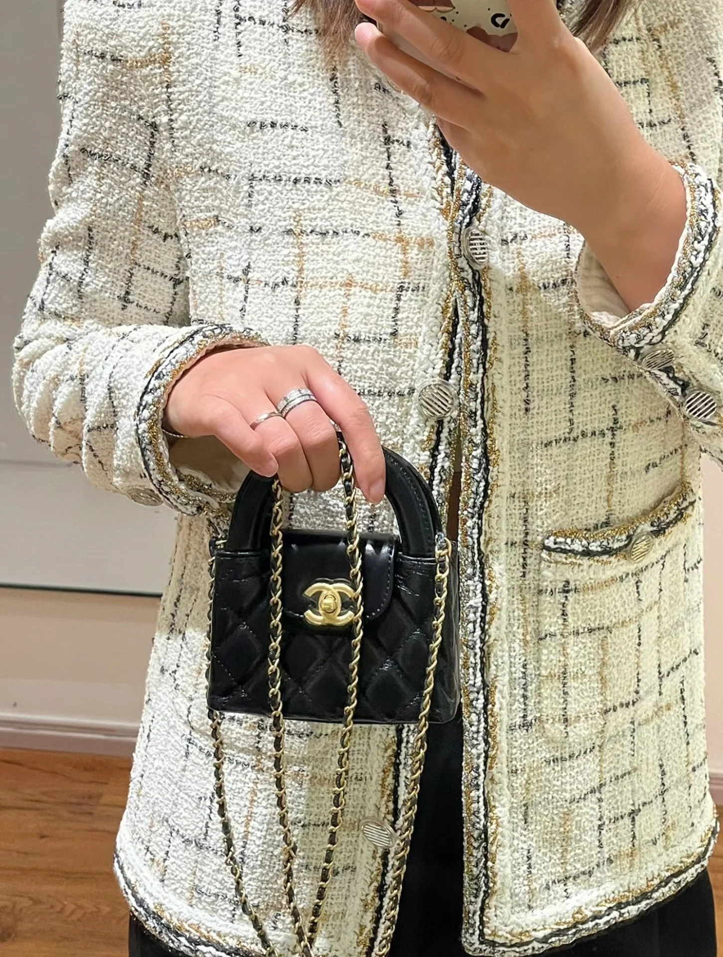 Миниатюрная сумочка Chanel Kelly на цепочке, черная.