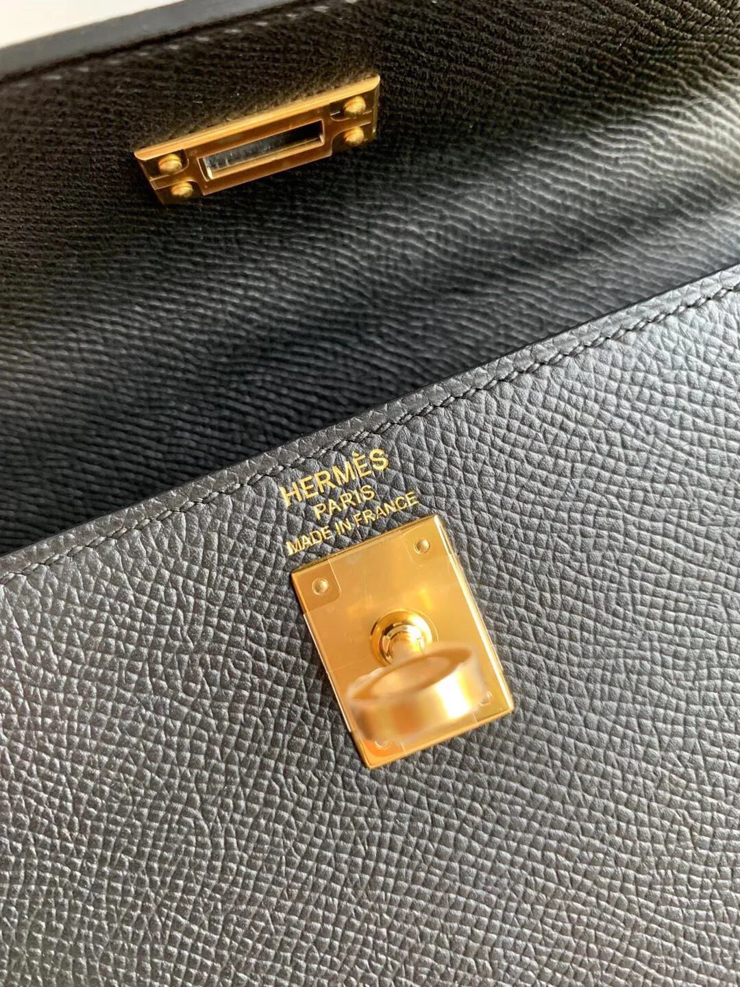 Часы Hermes Kelly 25 Epsom Black с золотой пряжкой