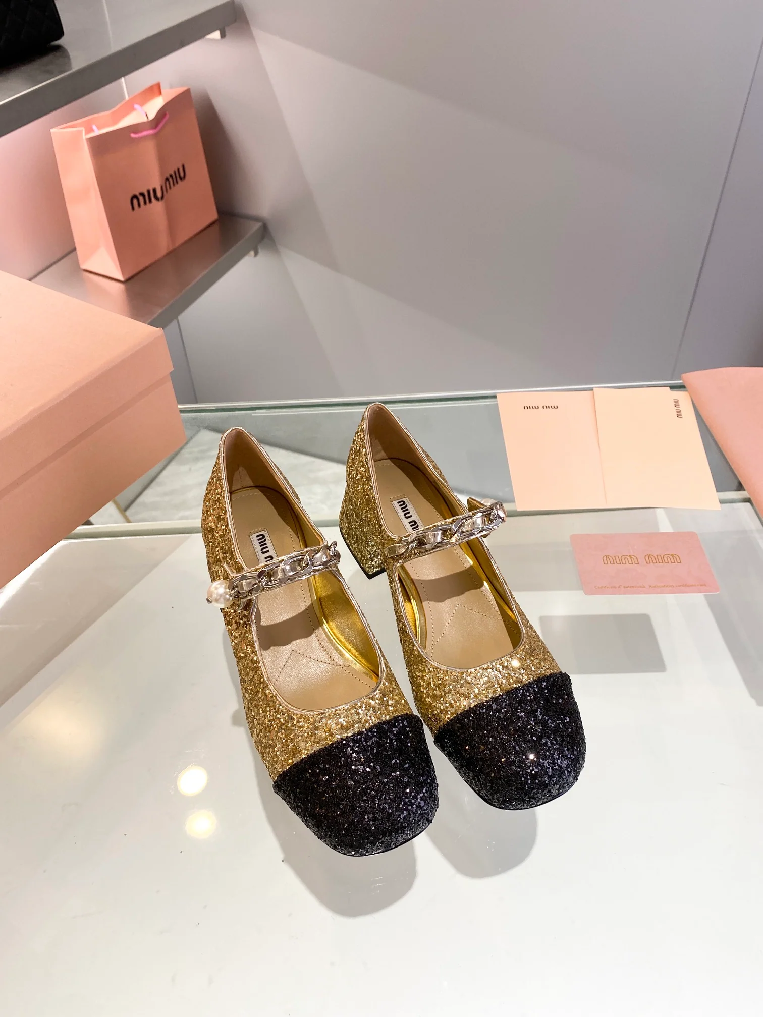 Новинка Miu Miu 2022 года - Туфли на низком каблуке