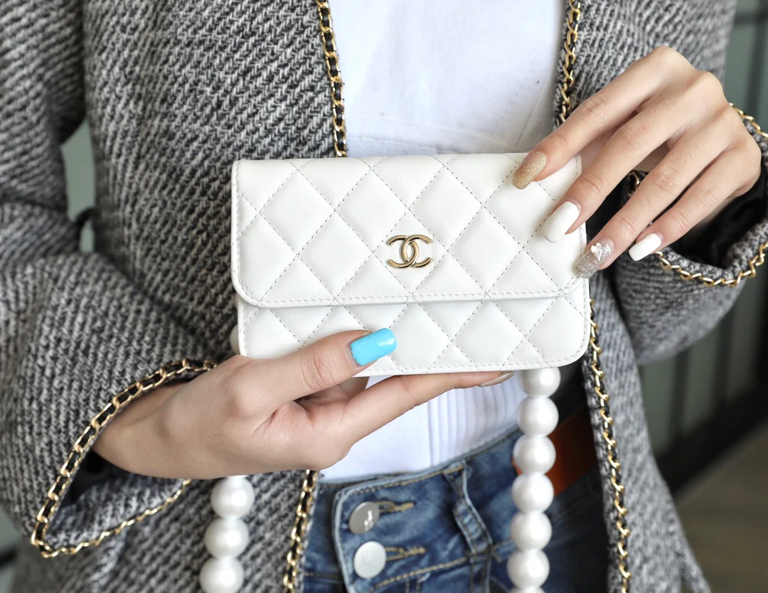 Маленькая сумочка Chanel с жемчужной цепочкой