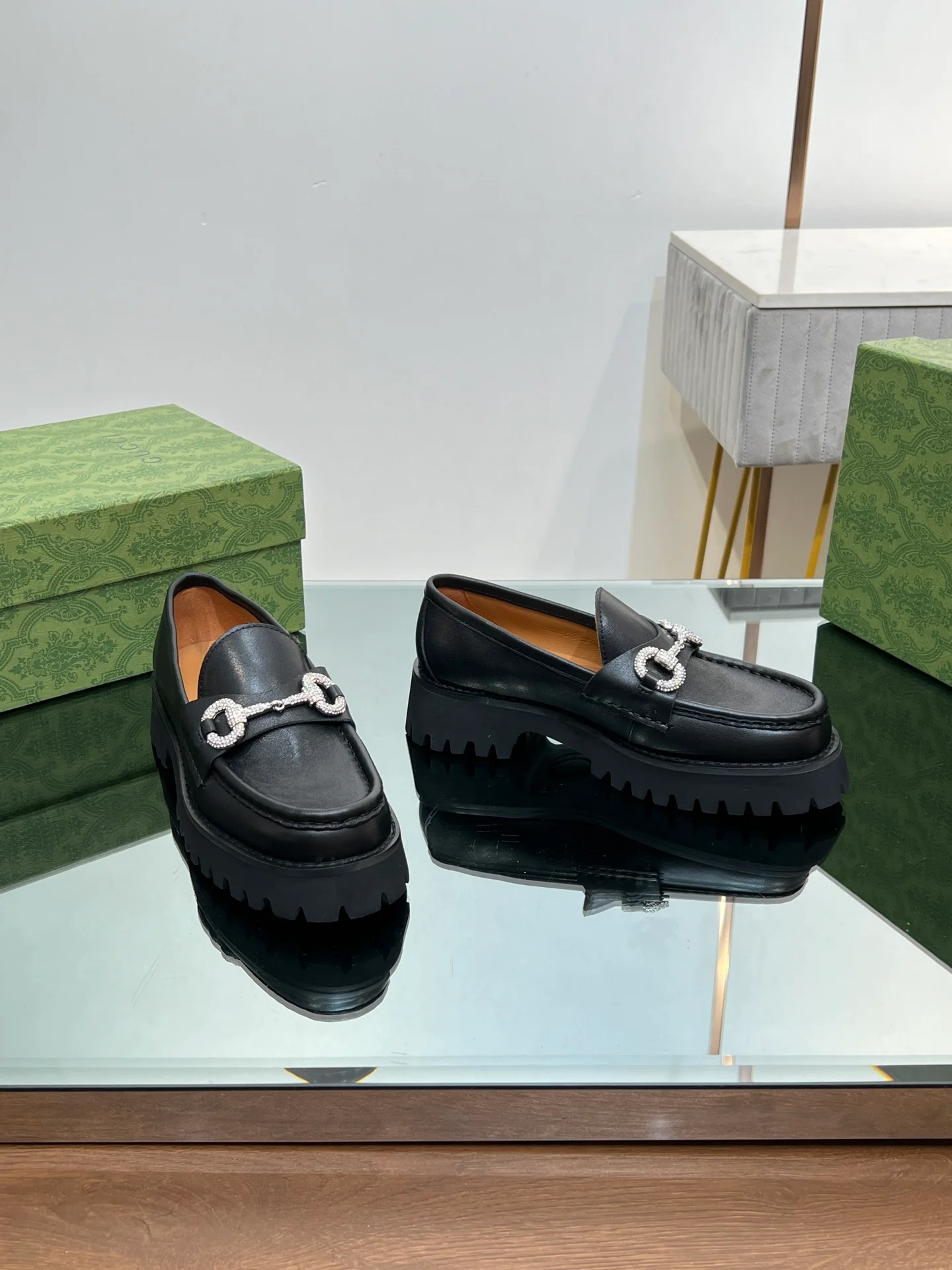 Лоферы Gucci 2024 на платформе с кристаллами и стразами, черные - 1 шт.