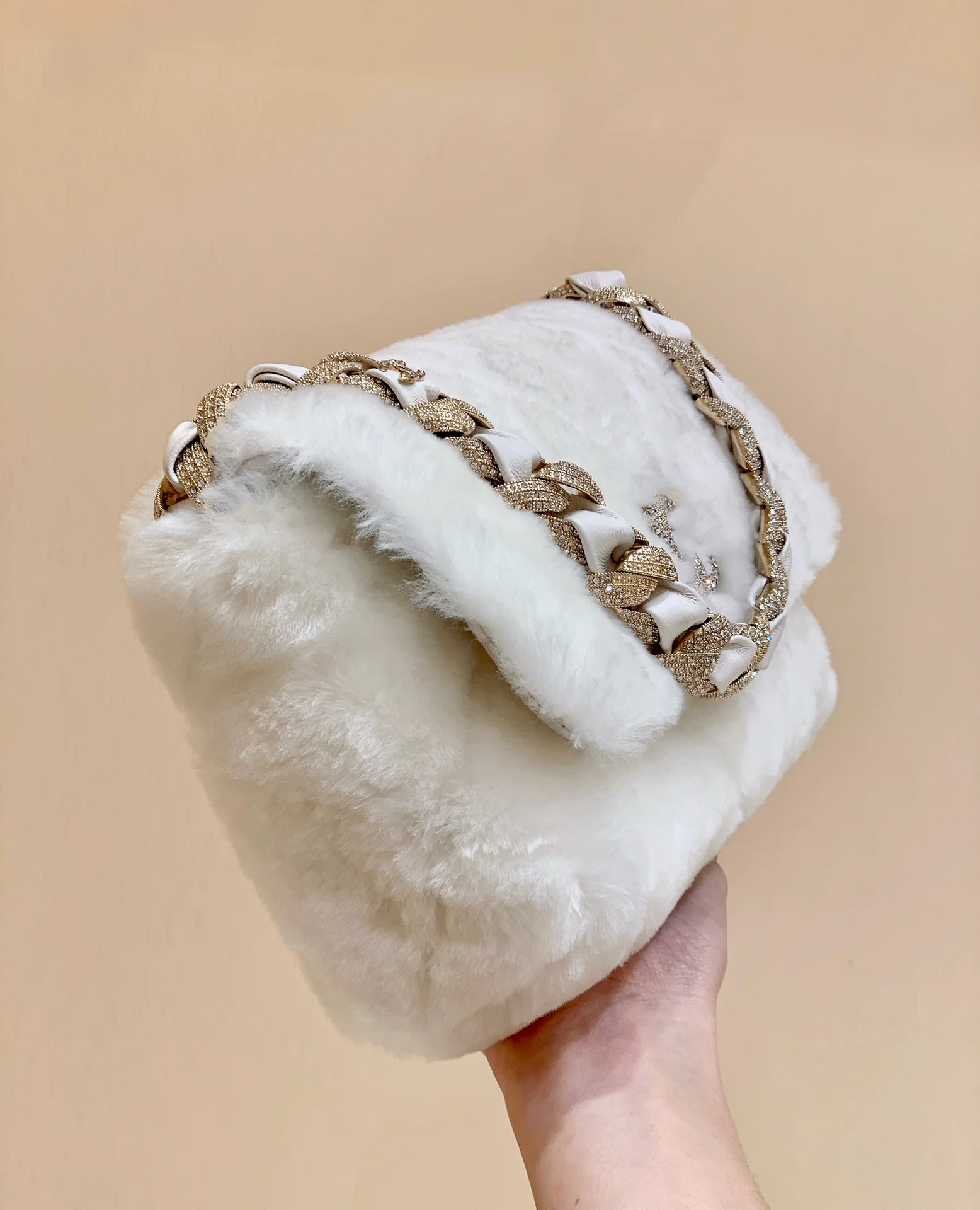 Сумка Chanel из овчины с бриллиантовой цепочкой