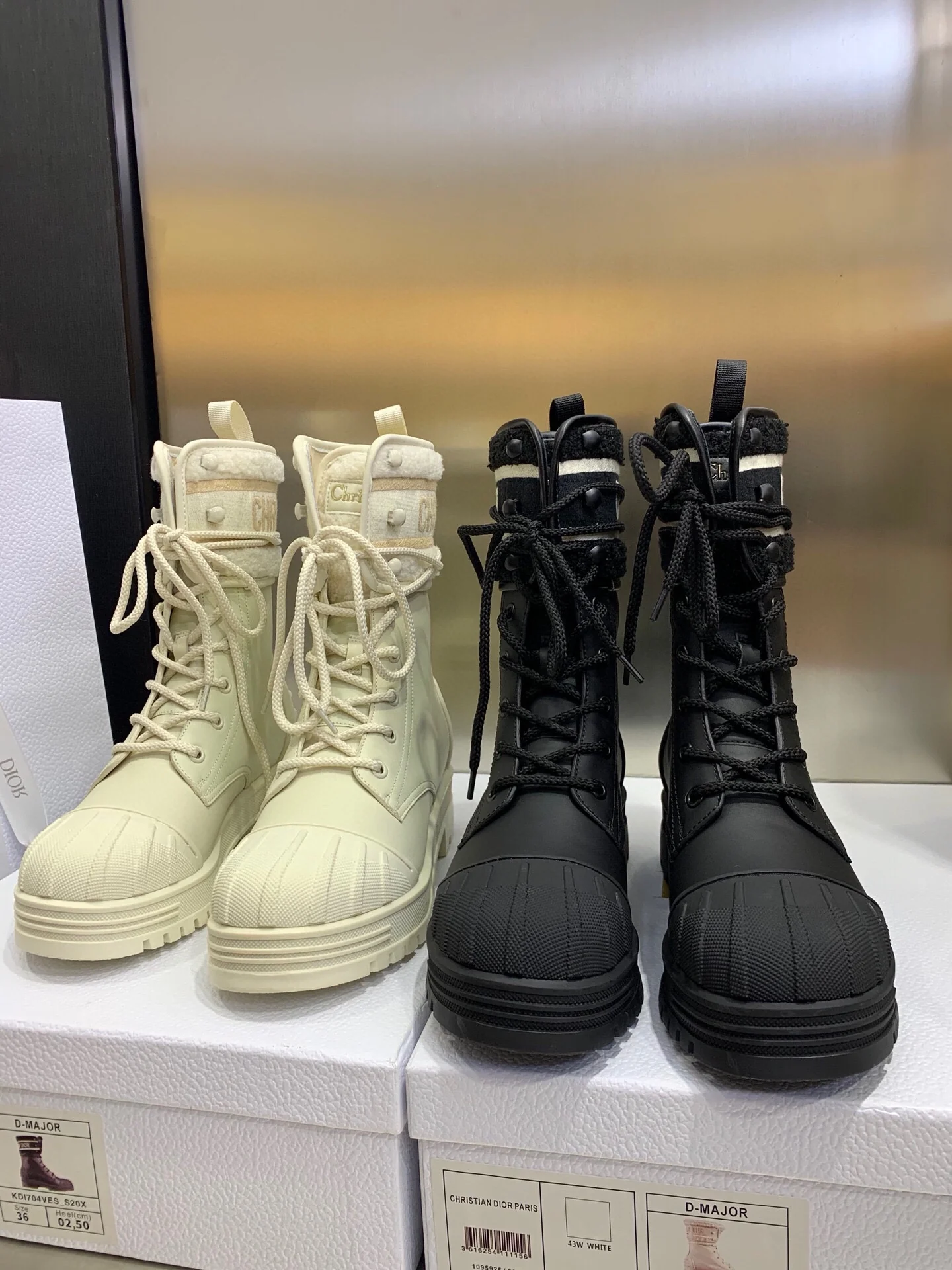 Ботильоны Dior d-major Martin из шерсти с вышитым логотипом в стиле колор-блок, круглым носком, кремового цвета.