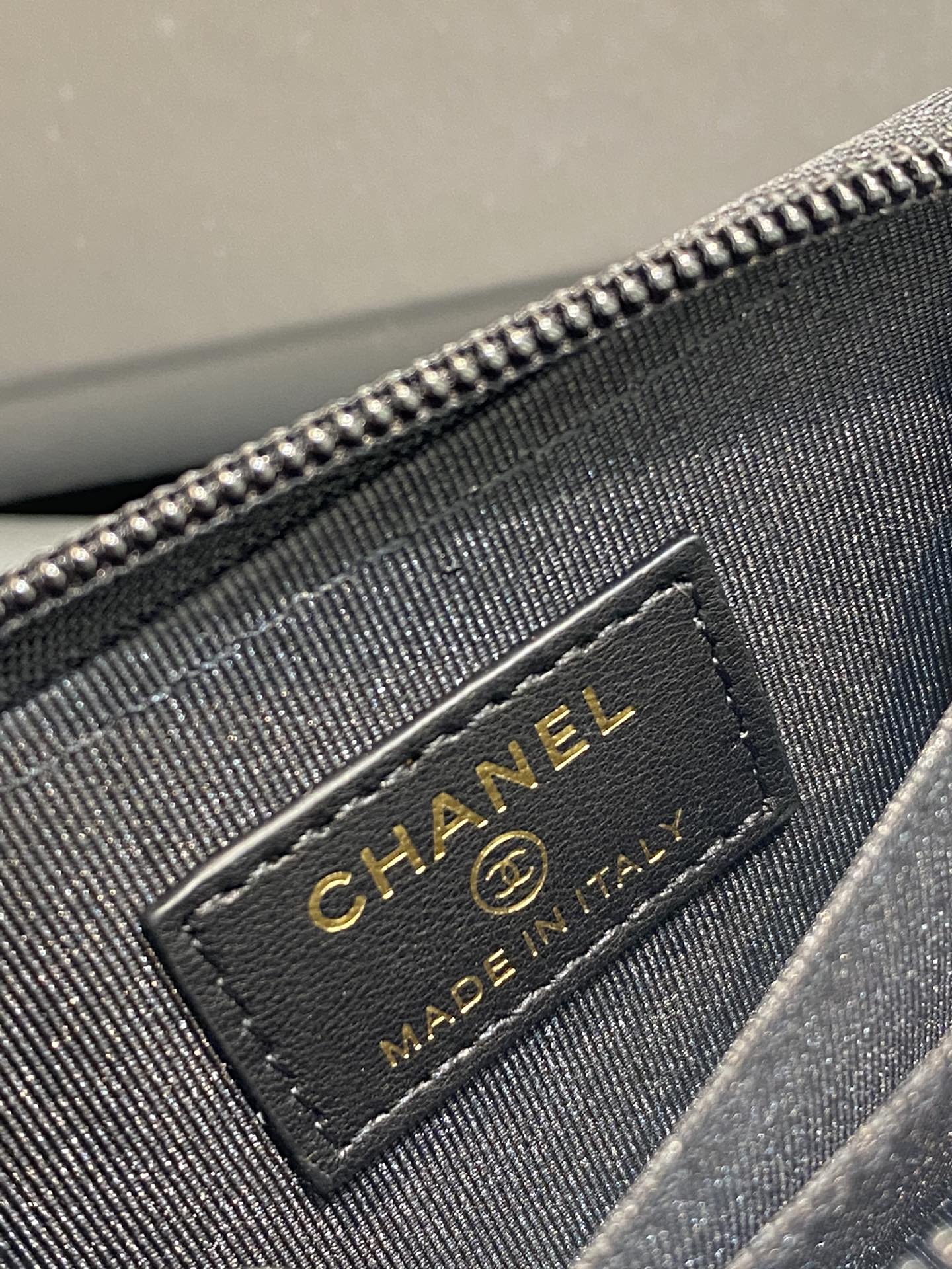 Классический кошелек для монет Chanel Le Boy на молнии — черно-золотой