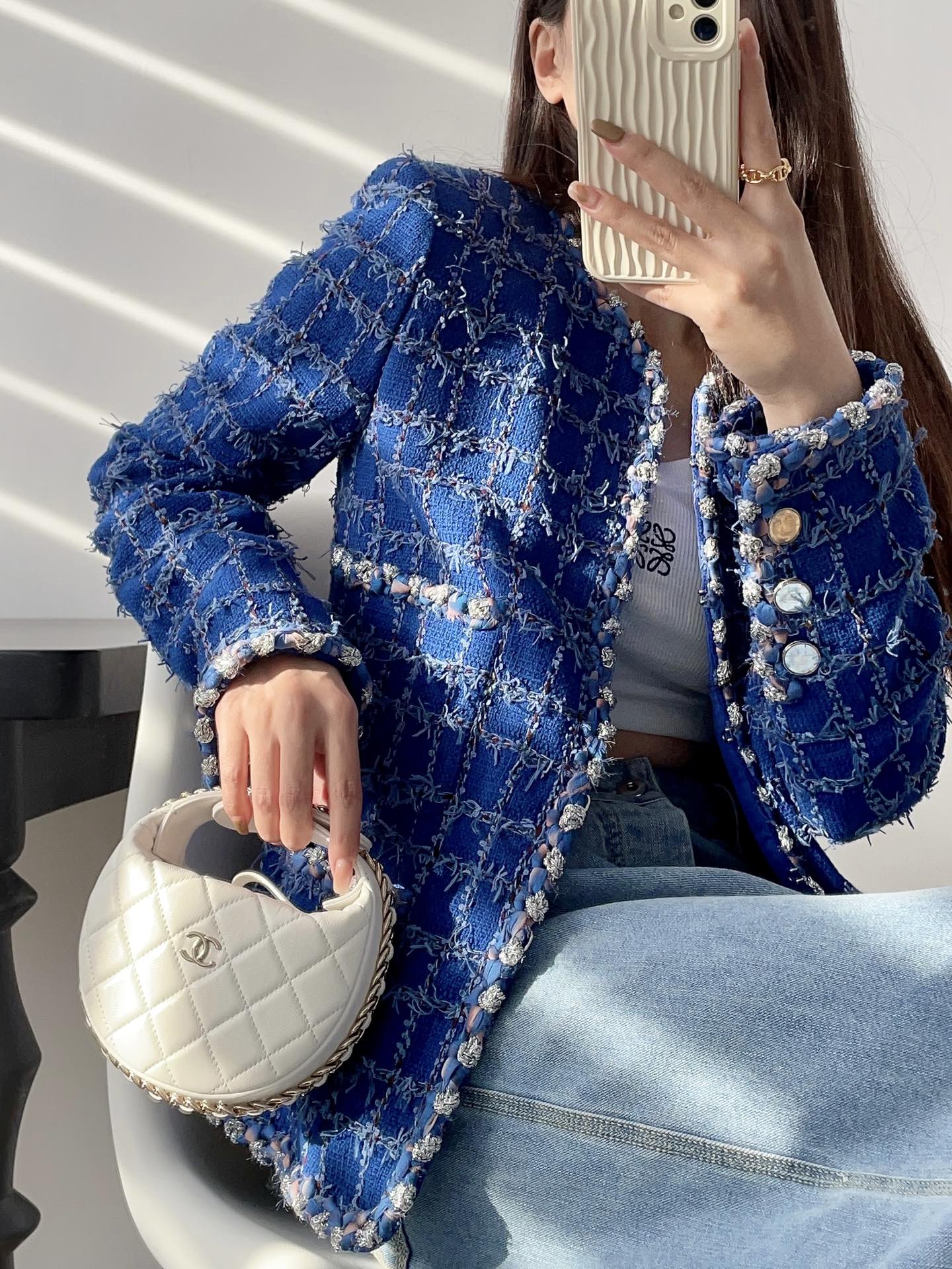 Коллекция Chanel ?Ранняя весна 2023? — клатч ?Хула-хуп? — белый — фото в одежде.