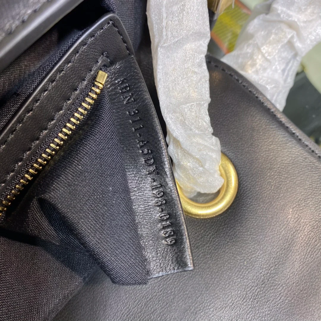 Сумка-багет Fendi Baguette средней длины из черной кожи.