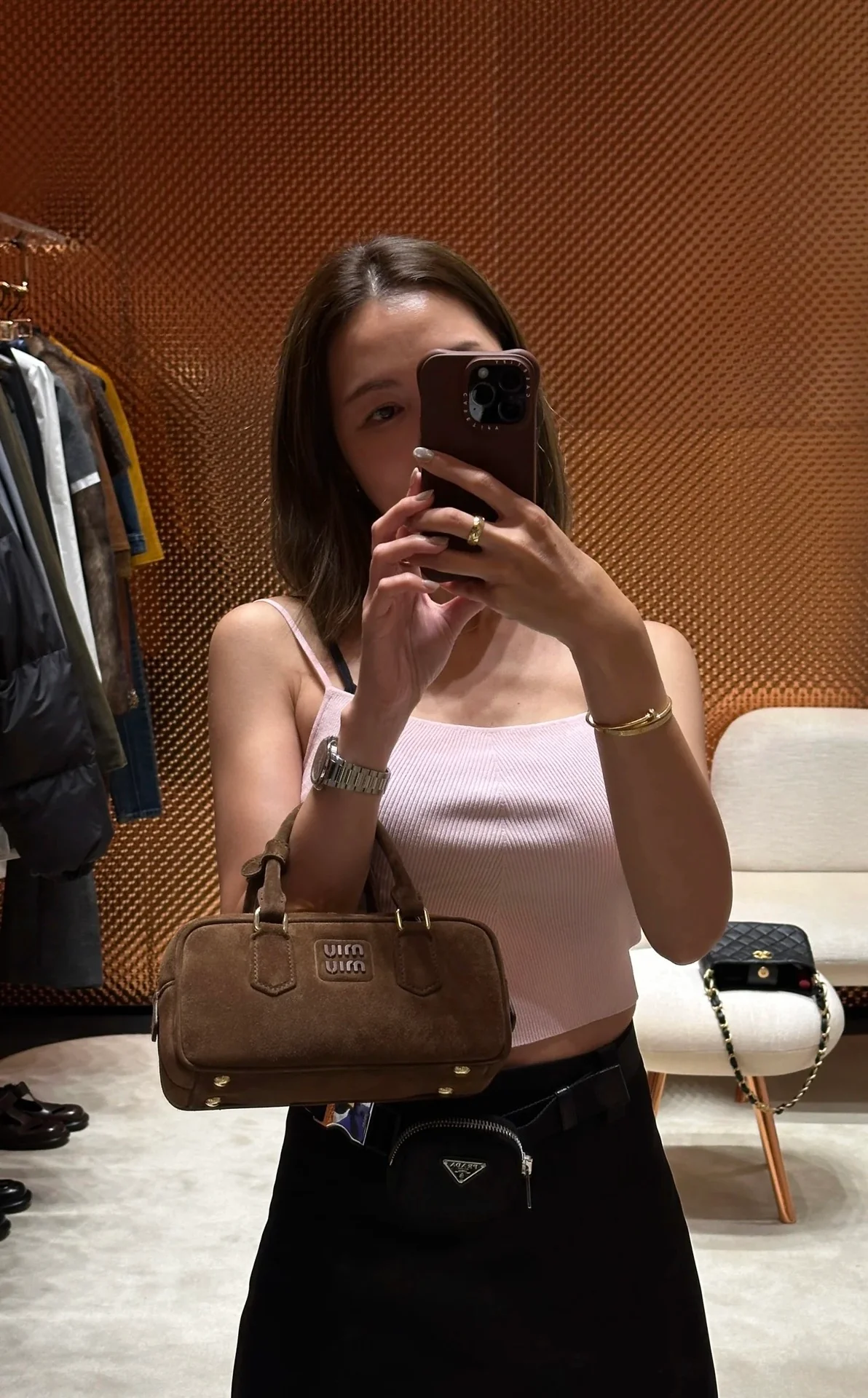 Сумка-боулинг Miu Miu из замши, маленькая, коричневая, излучает роскошь при ношении.