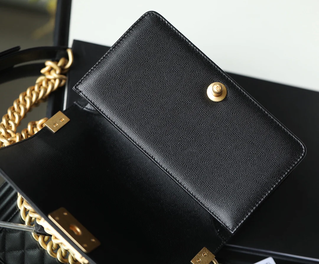 Chanel - ????? Маленькая черная с ромбовидным узором и золотой пряжкой