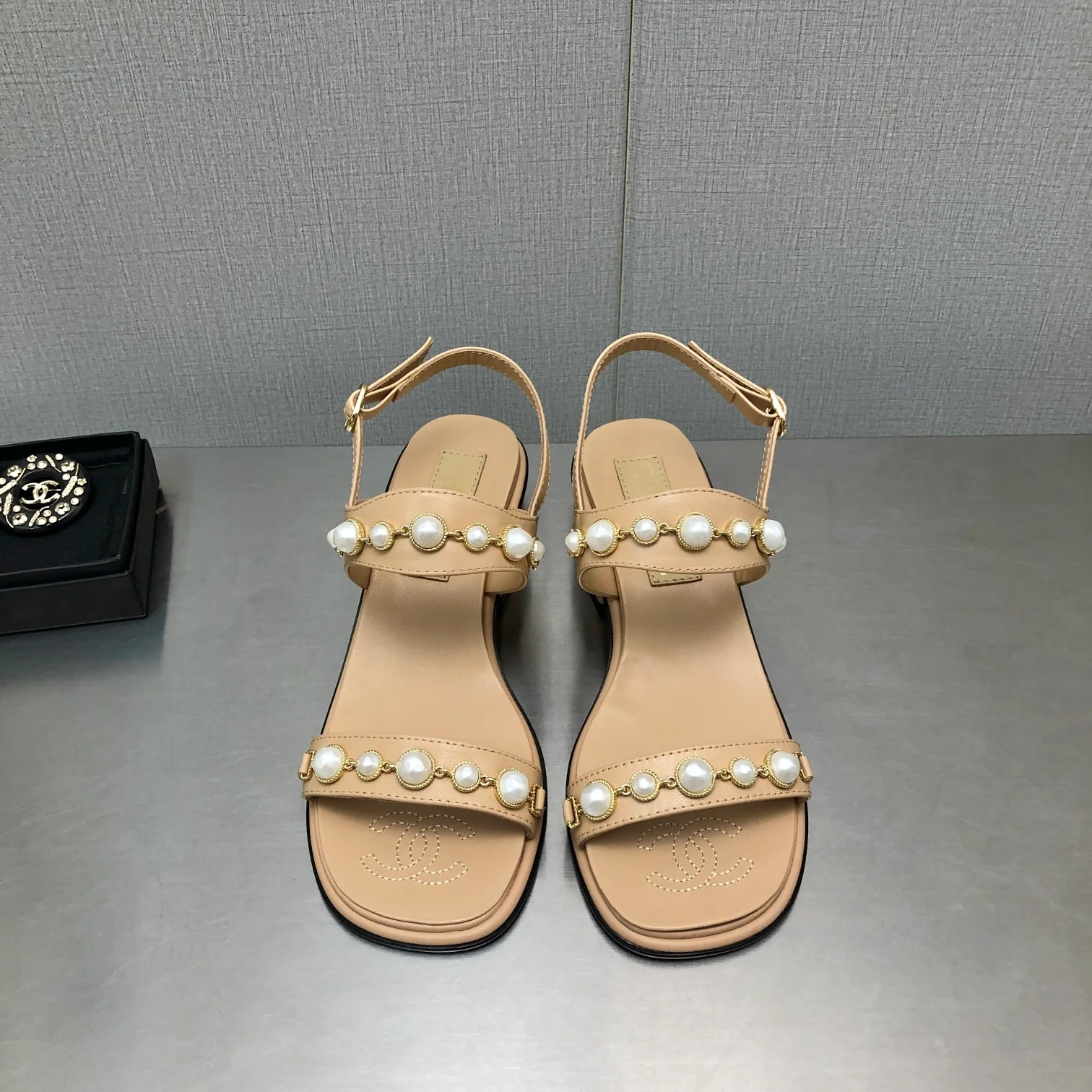 Сандалии Chanel 22a с жемчужной пряжкой ручной работы - кожа ягненка внутри и снаружи - размеры 35-41