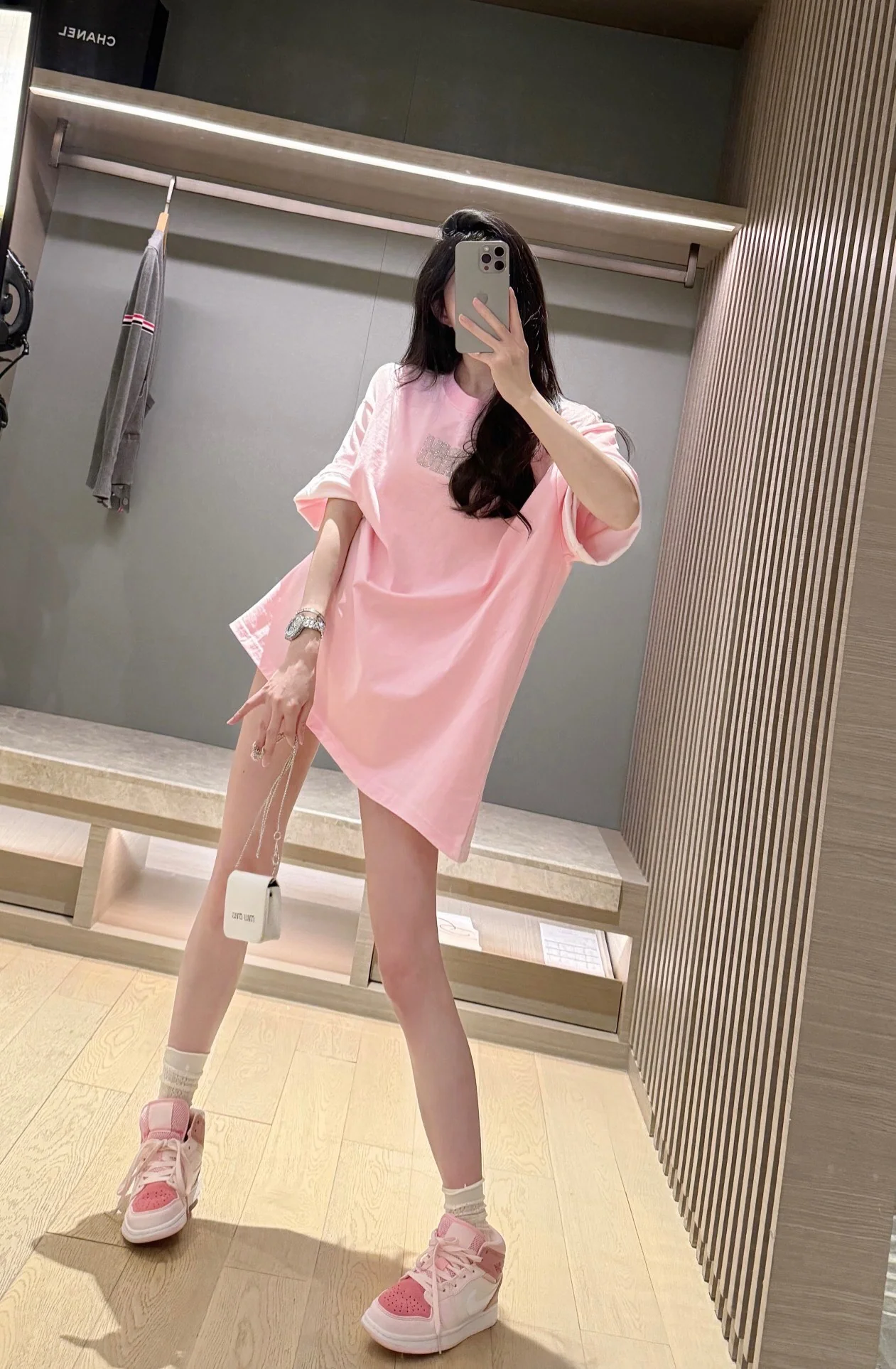 Футболка Miu Miu 2404 с коротким рукавом и цветными блоками, свободного кроя, розовая.