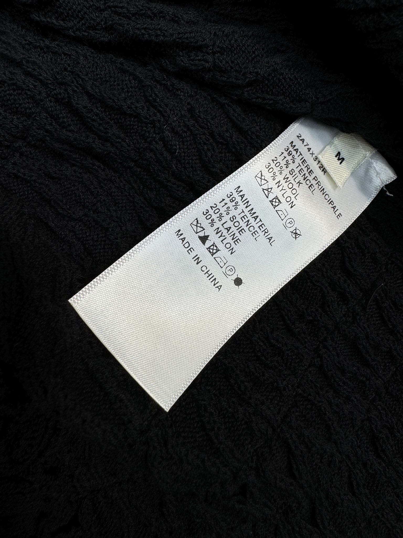 Celine 2403 - Трикотажное платье с коротким рукавом и плиссировкой, открытыми плечами - Черное