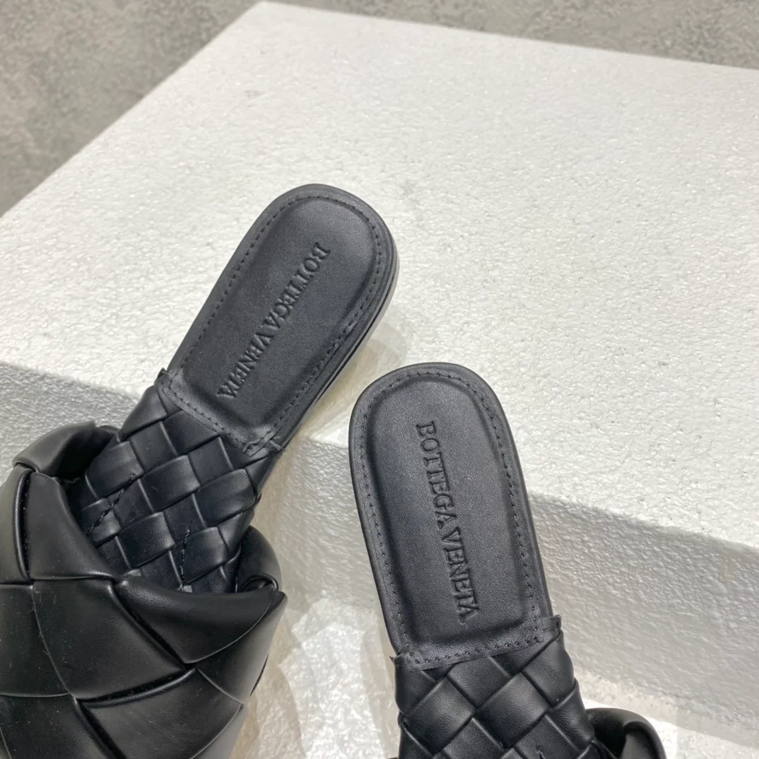 Новинка сезона весна/лето 2021 от BV - Плоские плетеные тапочки - Черные