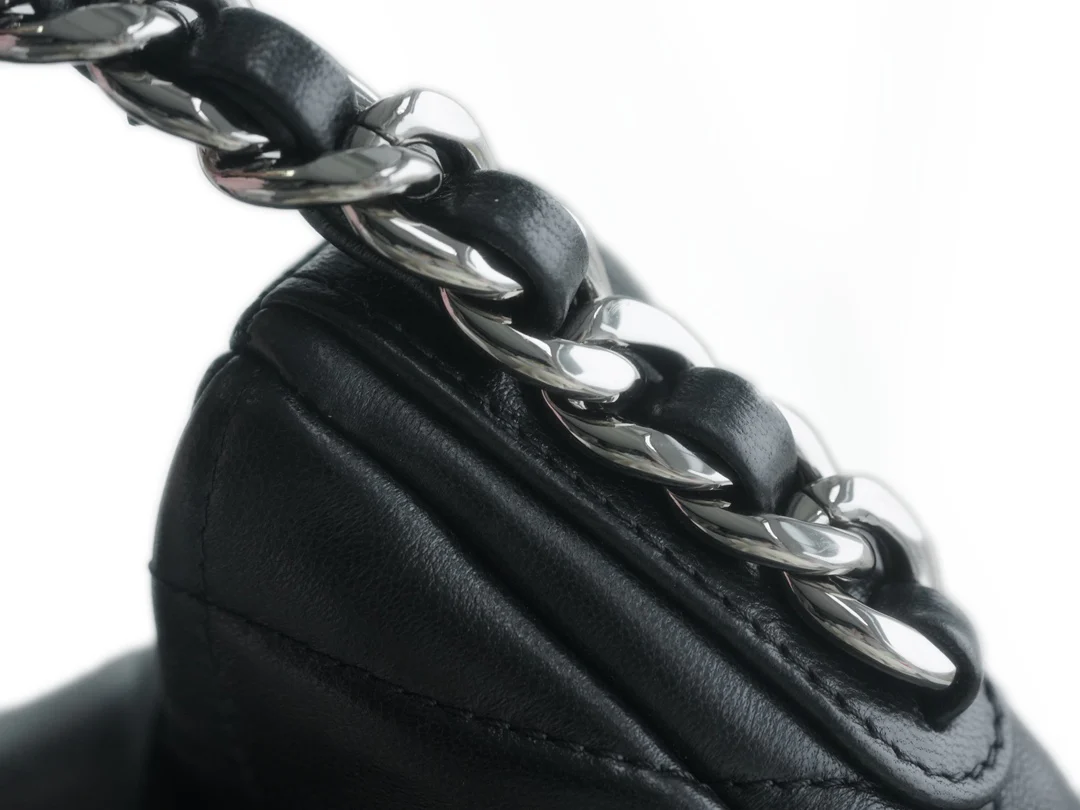 Новая коллекция Chanel ?Ранняя весна? — 24c — 19bag — сумка-хобо под мышкой — черная.