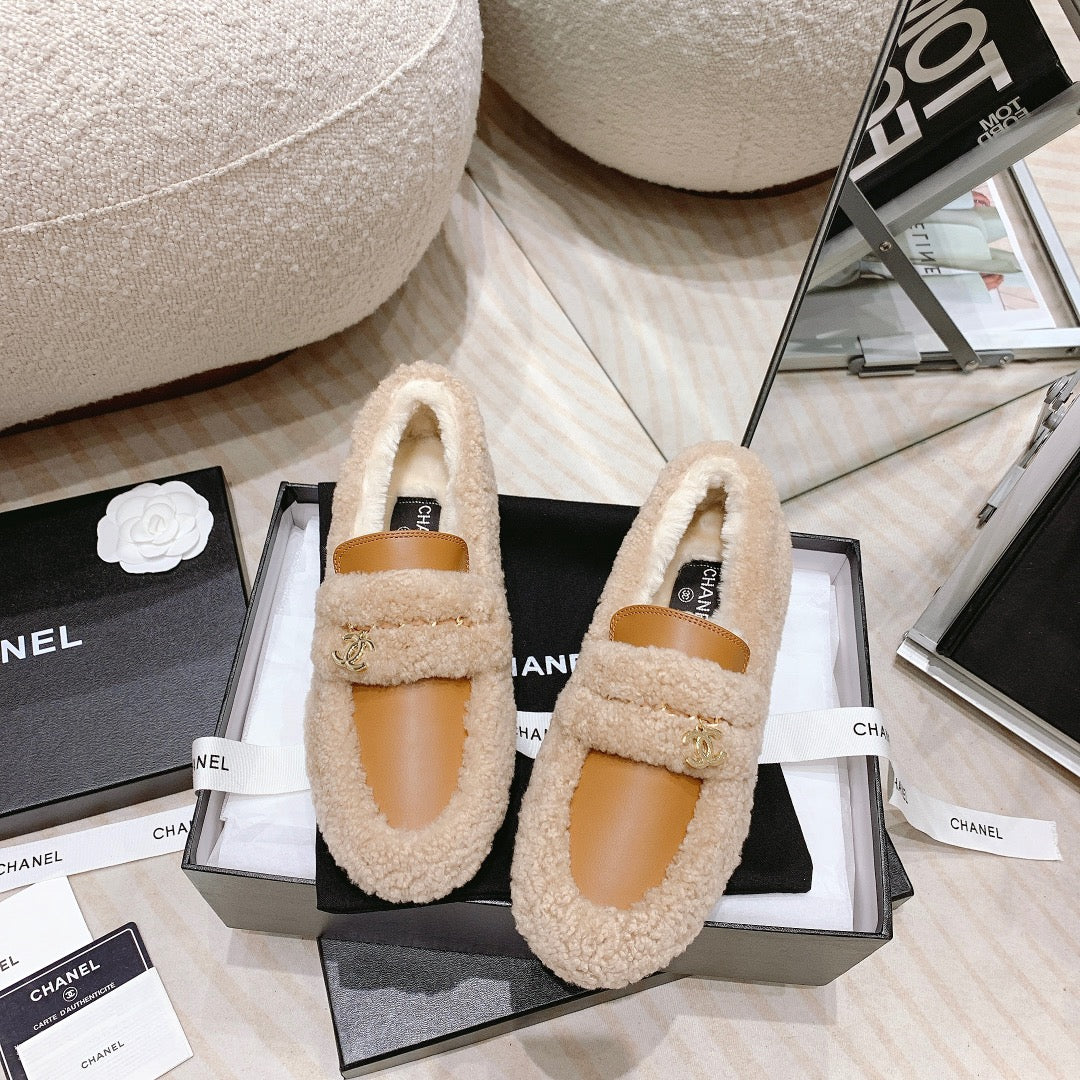 Весенняя коллекция Chanel 2022 — Балетки из овечьей шерсти в стиле пэчворк — Коричневые