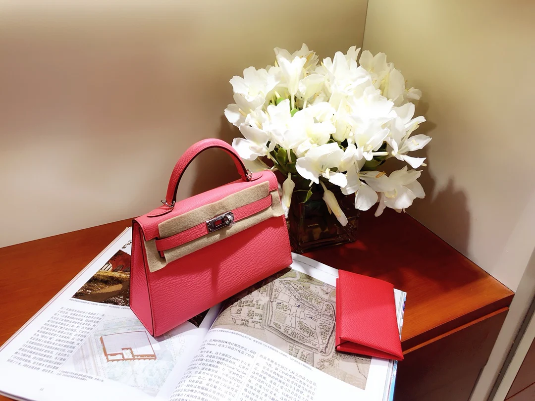 Мини-сумка Hermes Kelly 2-го поколения, 22 см, розовая, с серебряной пряжкой.
