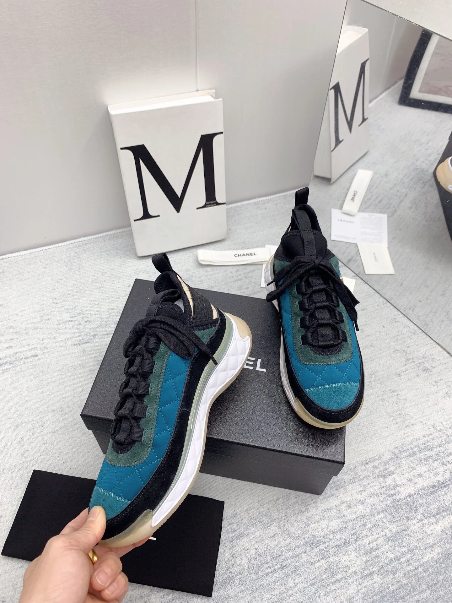 Новинка сезона осень/зима 2021 от Chanel - кроссовки с ромбовидным узором - синие.