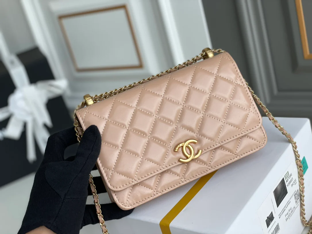 Chanel - Double Gold Ball WOC - Кожа цвета молочного чая с золотой пряжкой