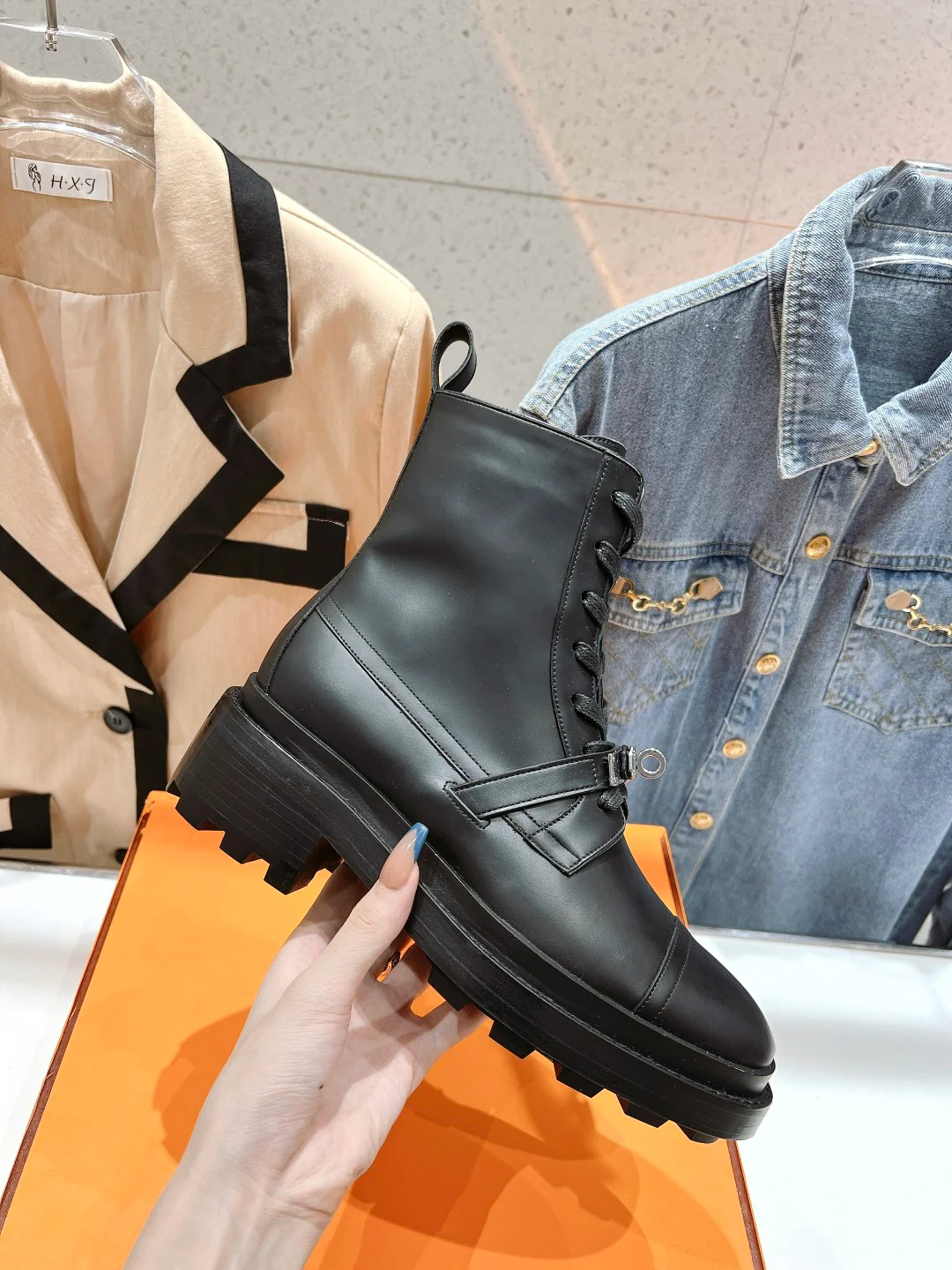 Новинка сезона осень/зима 2023 от Hermes - Ботильоны на шнуровке унисекс - Черные