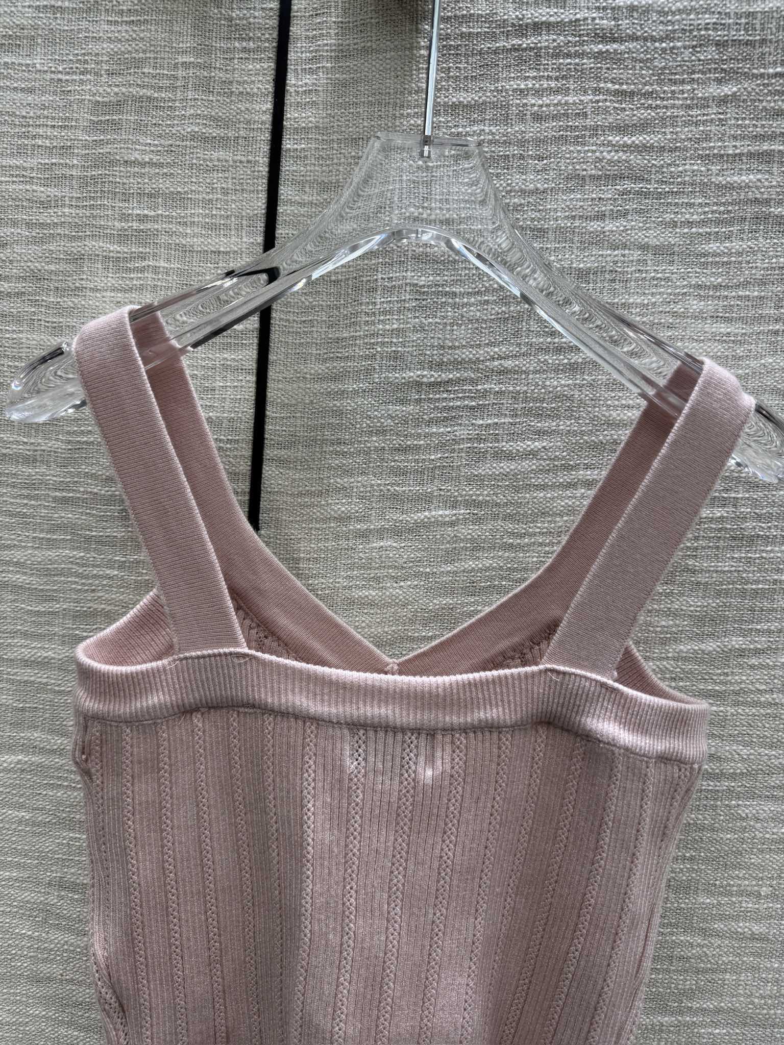 Chanel - Коллекция ?Ранняя весна?, трикотажная майка с V-образным вырезом, украшенная множеством пайеток, розовая.