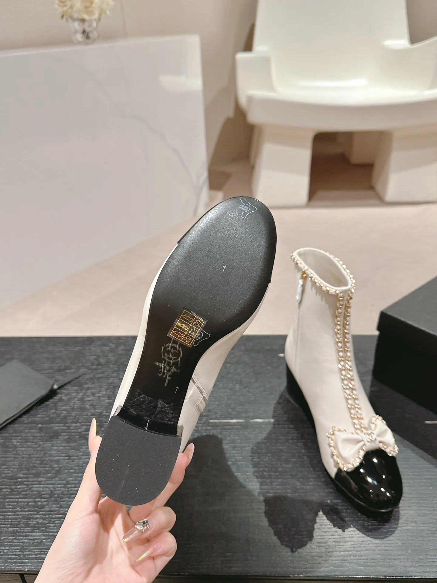 Ботинки на высоком каблуке Chanel 2024 — белые