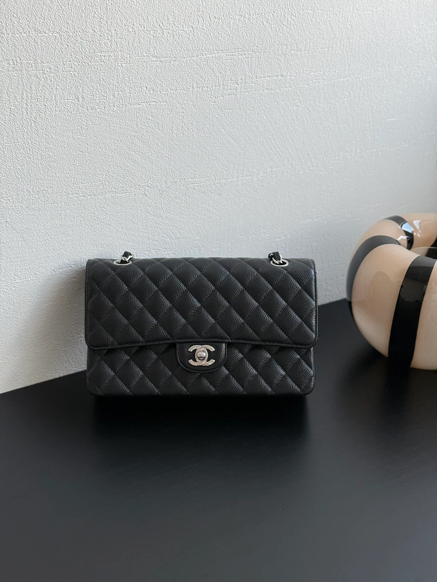 Сумка Chanel CF25 из зернистой кожи с серебристой фурнитурой и цепочкой — черная.