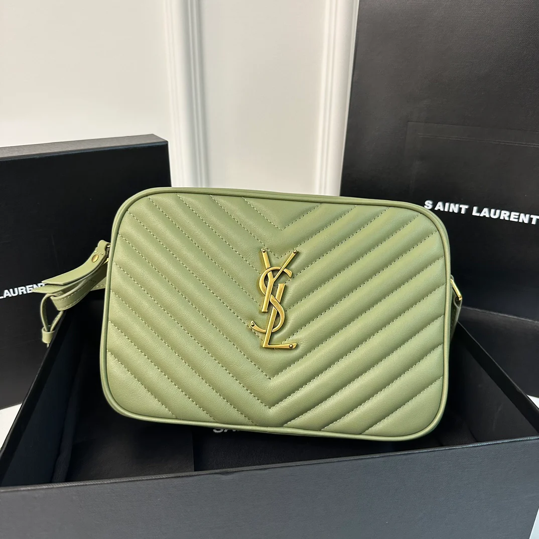 Стеганая сумка для фотоаппарата YSL — авокадово-зеленая с золотой фурнитурой.