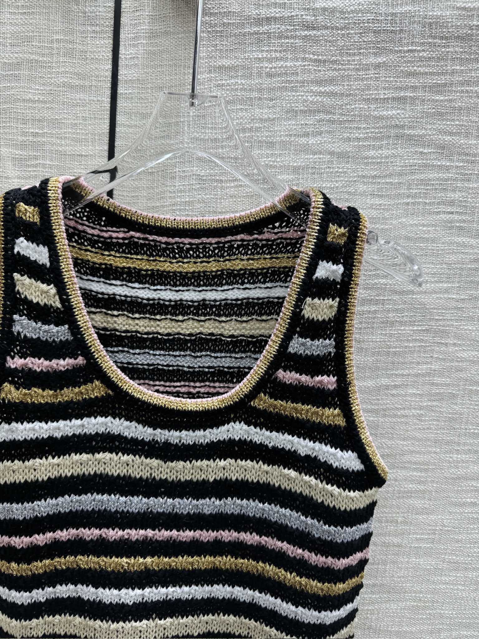 Chanel - 2403-24 Новейшая трикотажная майка в яркую полоску для ранней весны