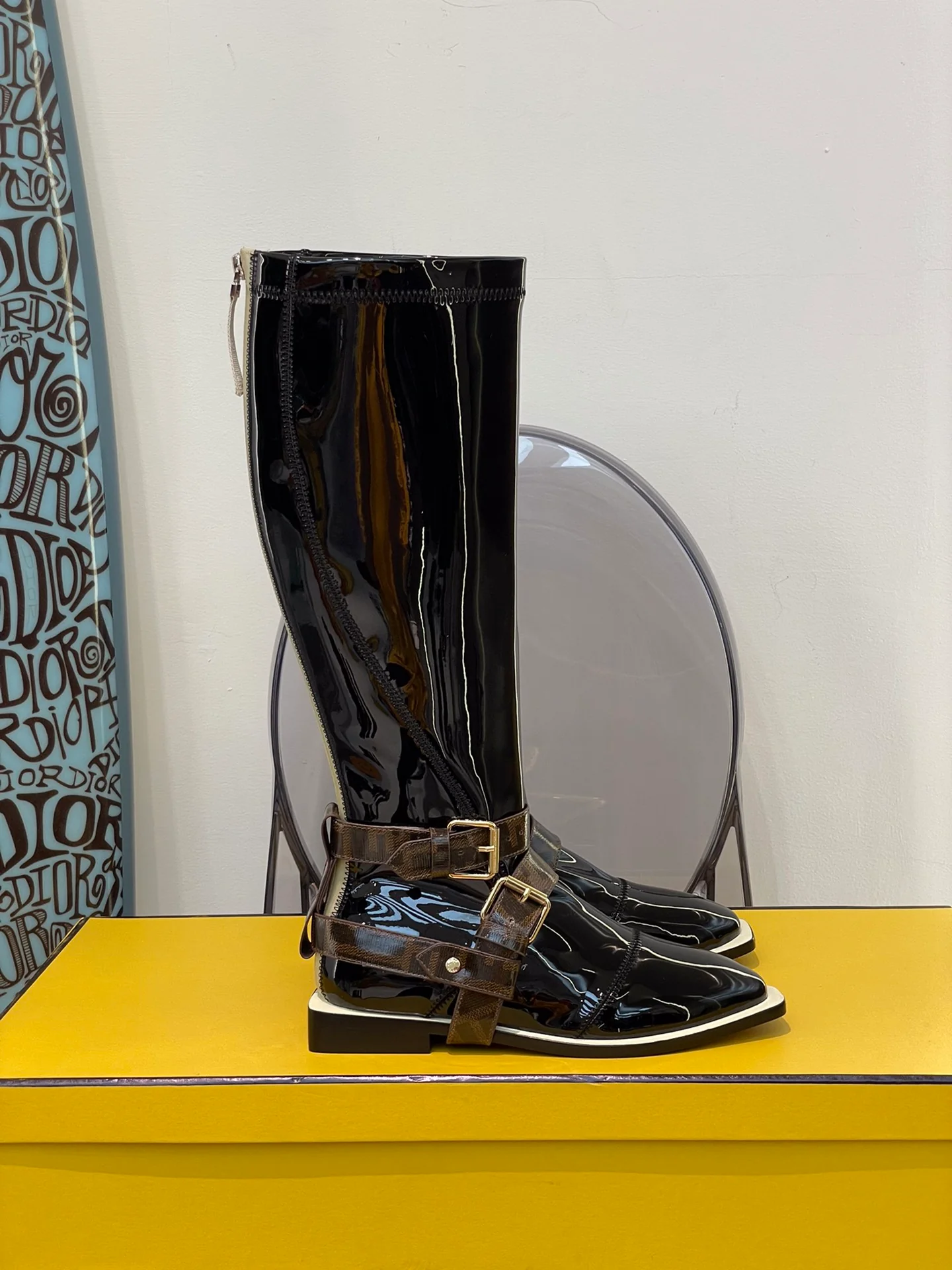 Fendi - Лакированные сапоги до колена в британском стиле с лоскутным дизайном - Черные