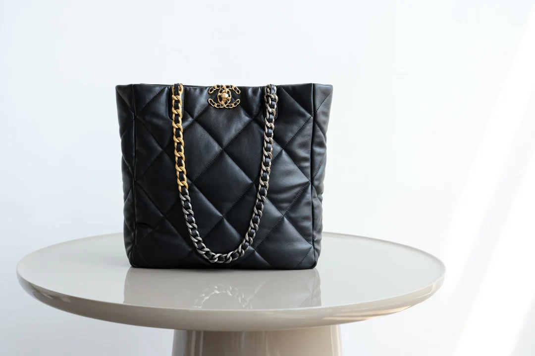 Новинка сезона осень/зима 2022 от Chanel - сумка-шоппер из 19 сумок - черно-золотая.