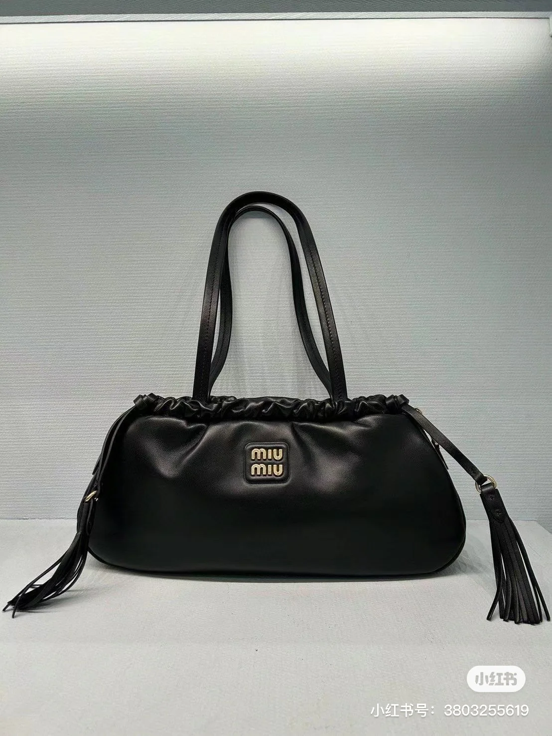 Сумка Miu Miu-5bg287 с кисточкой, проходящая под мышкой, из импортной овечьей кожи, с винтажной фурнитурой.