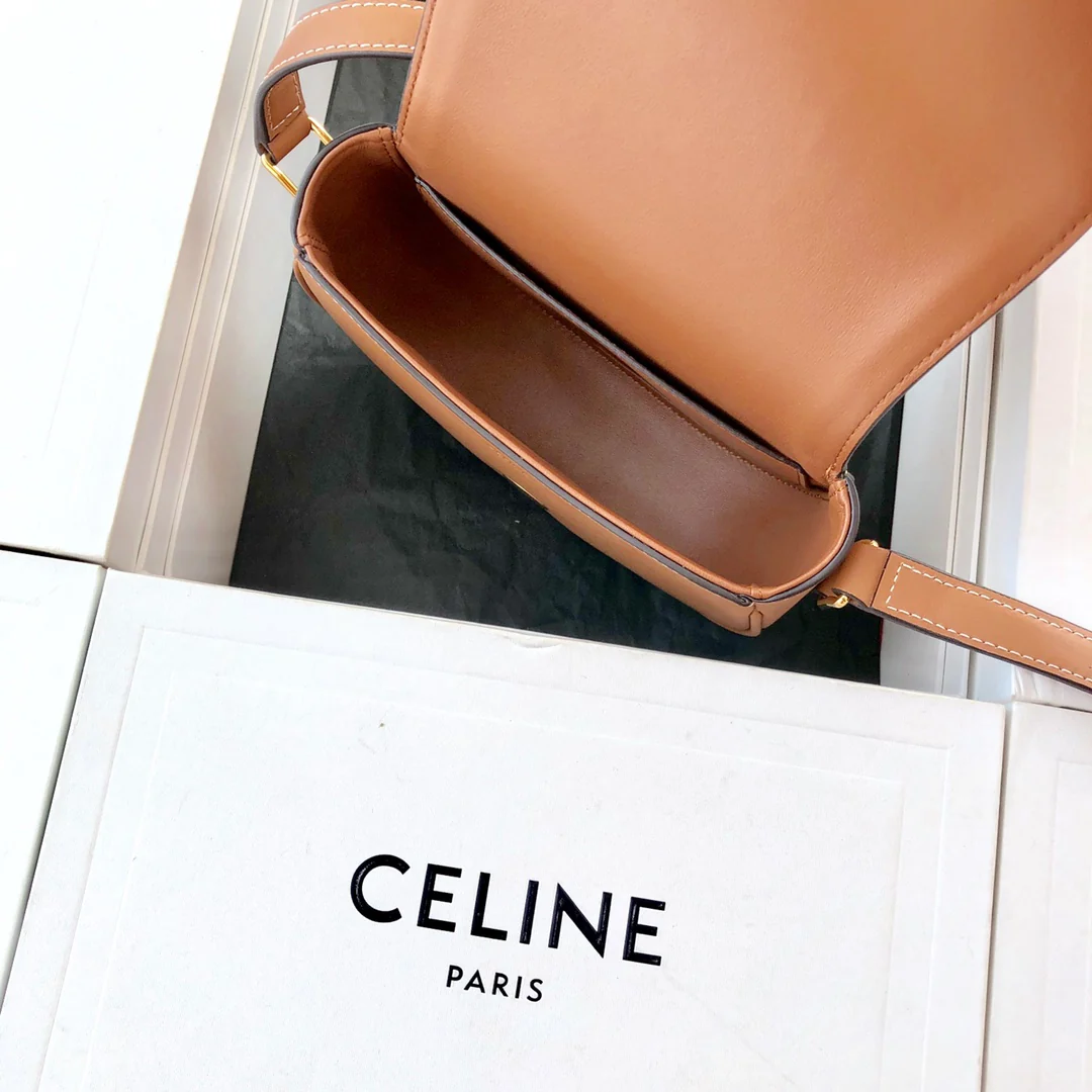 Маленькая сумочка Celine Crecy Triomphe из жаккардовой кожи вагю — темно-синяя/желто-коричневая.