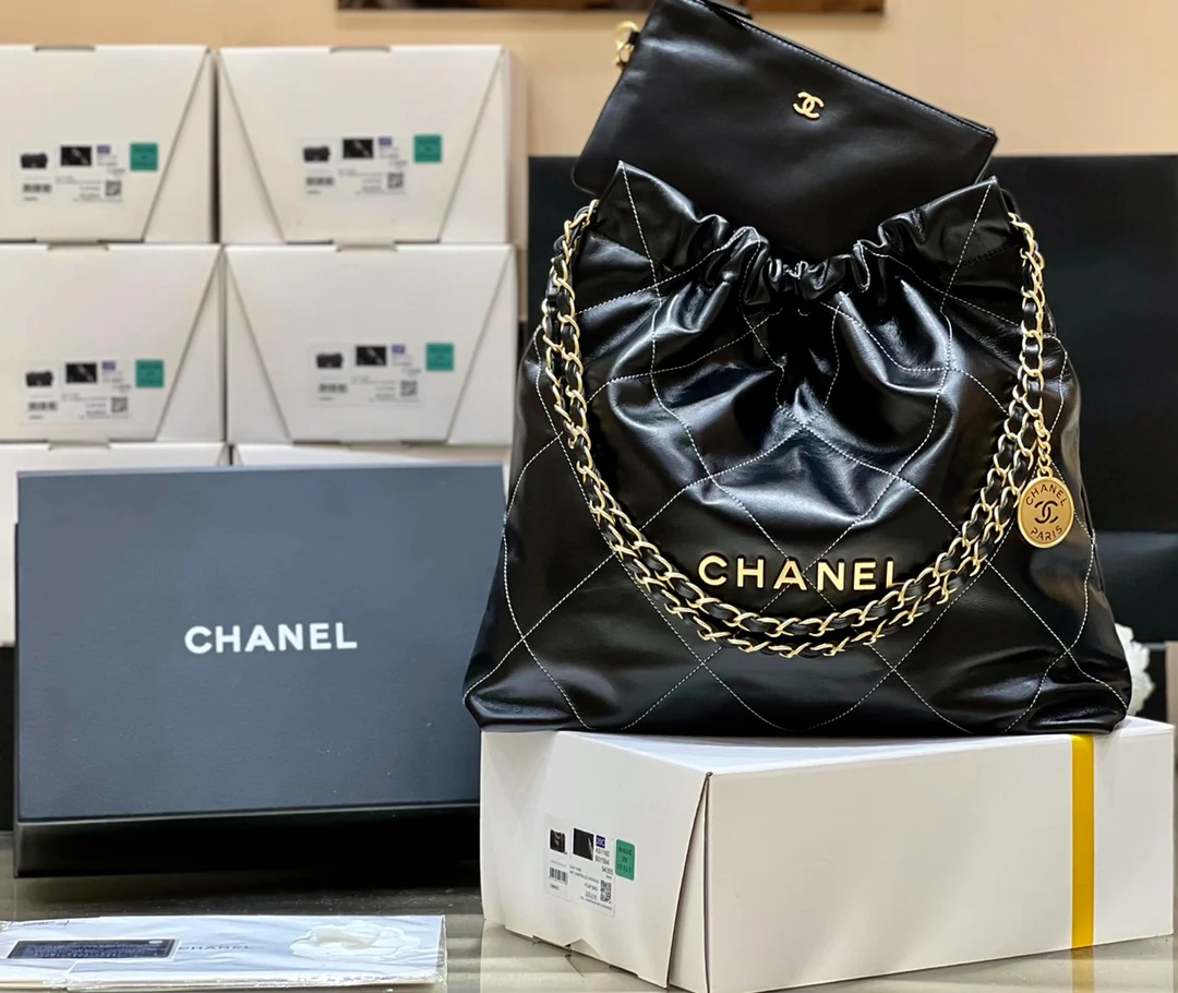 Круизная коллекция Chanel 2023 - сумка 22 - средний размер - черный