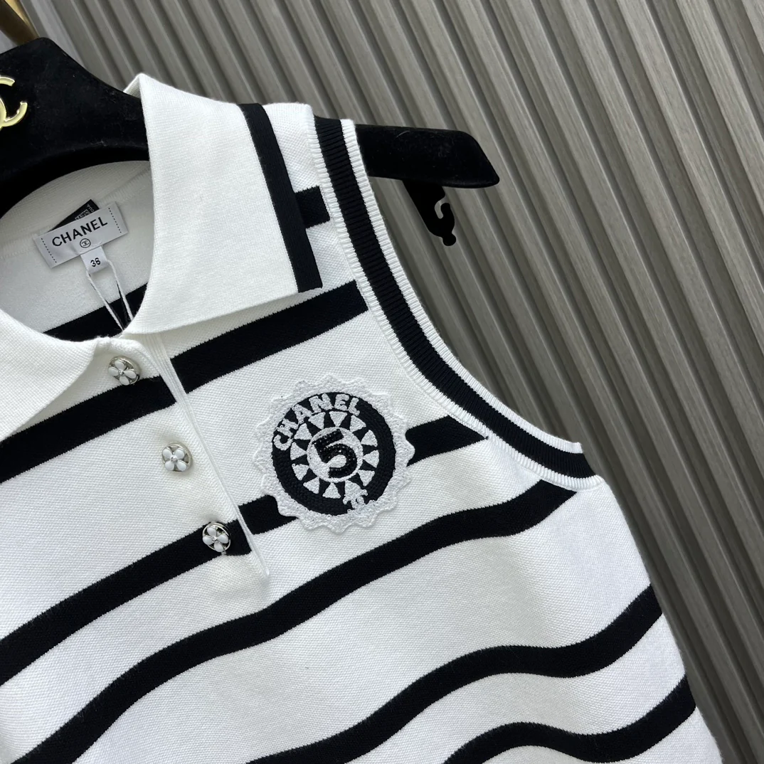 Chanel - 2404-24 Новинка: Вязаный жилет в полоску с воротником