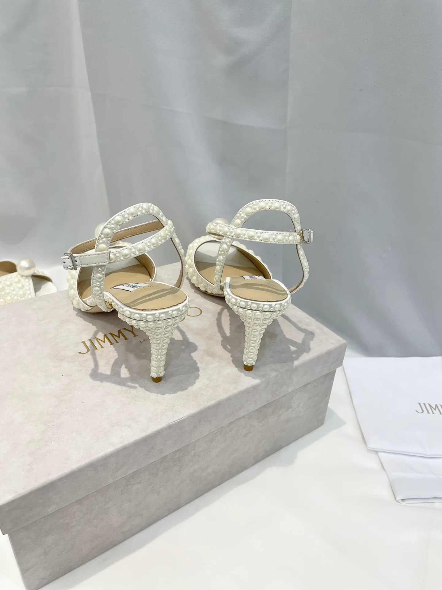 Сандалии на низком каблуке Jimmy Retro Pearl Series - белые.