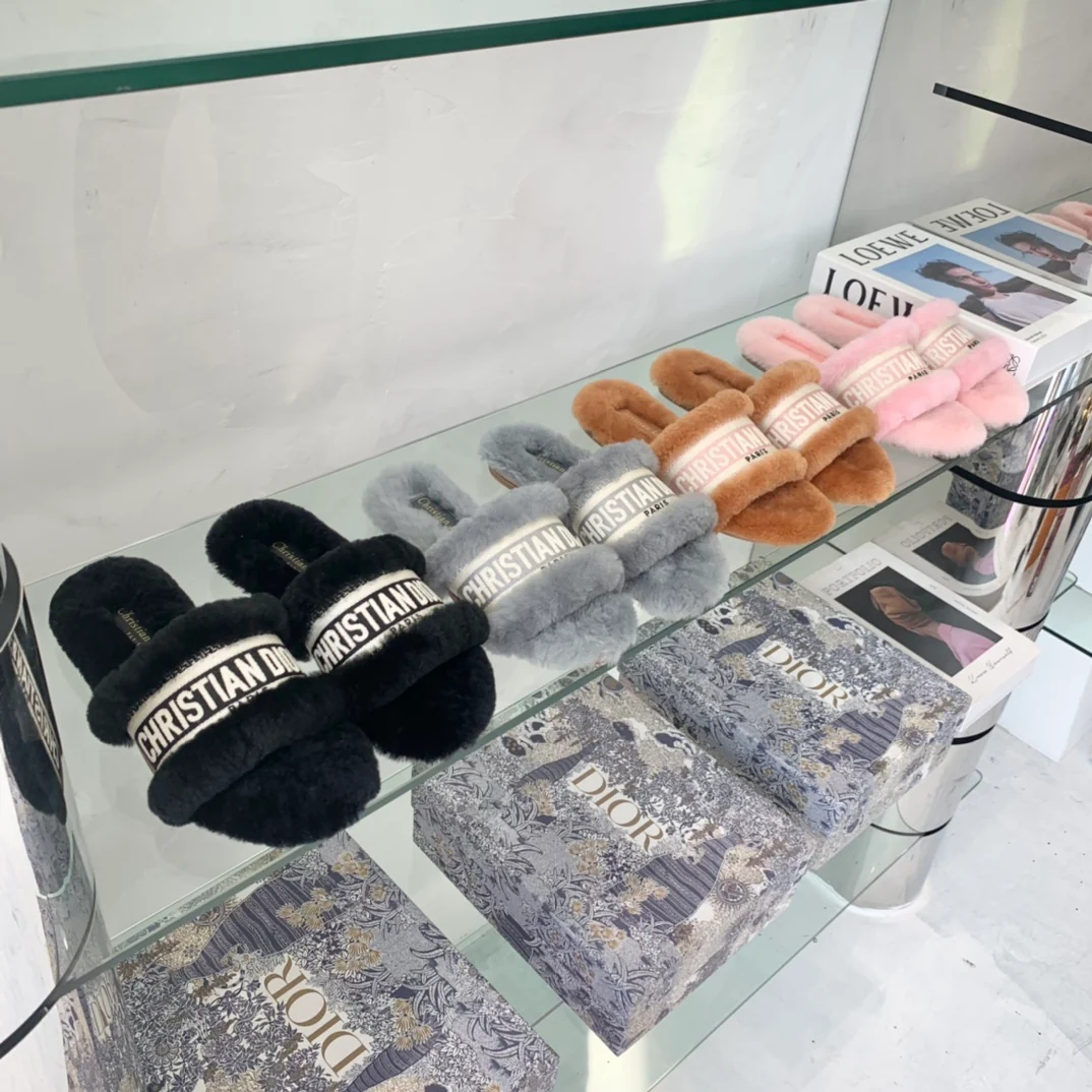 Dior - Вышитые меховые тапочки